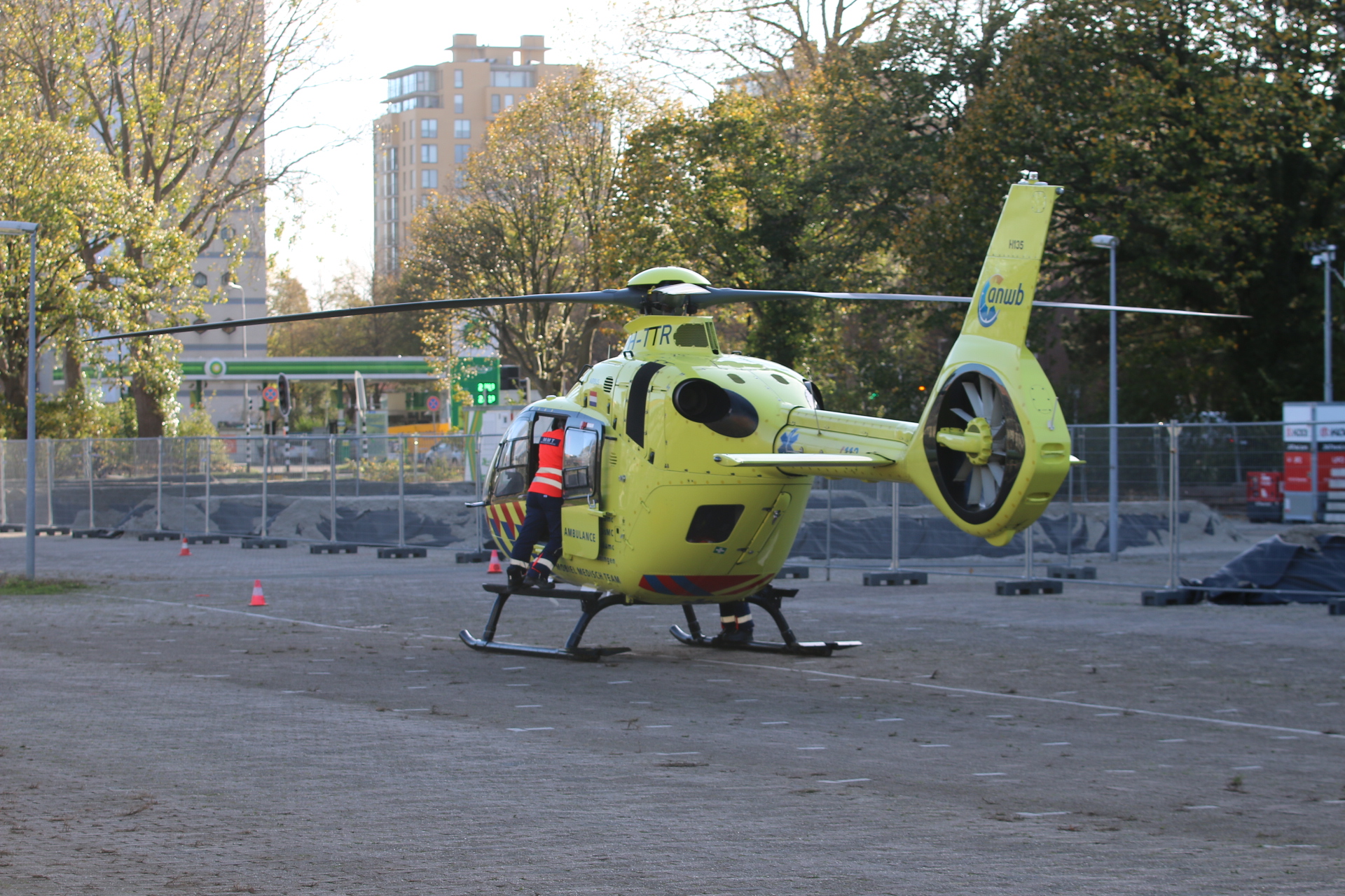 Traumahelikopter met spoed naar motorongeluk aan Prinses Beatrixlaan