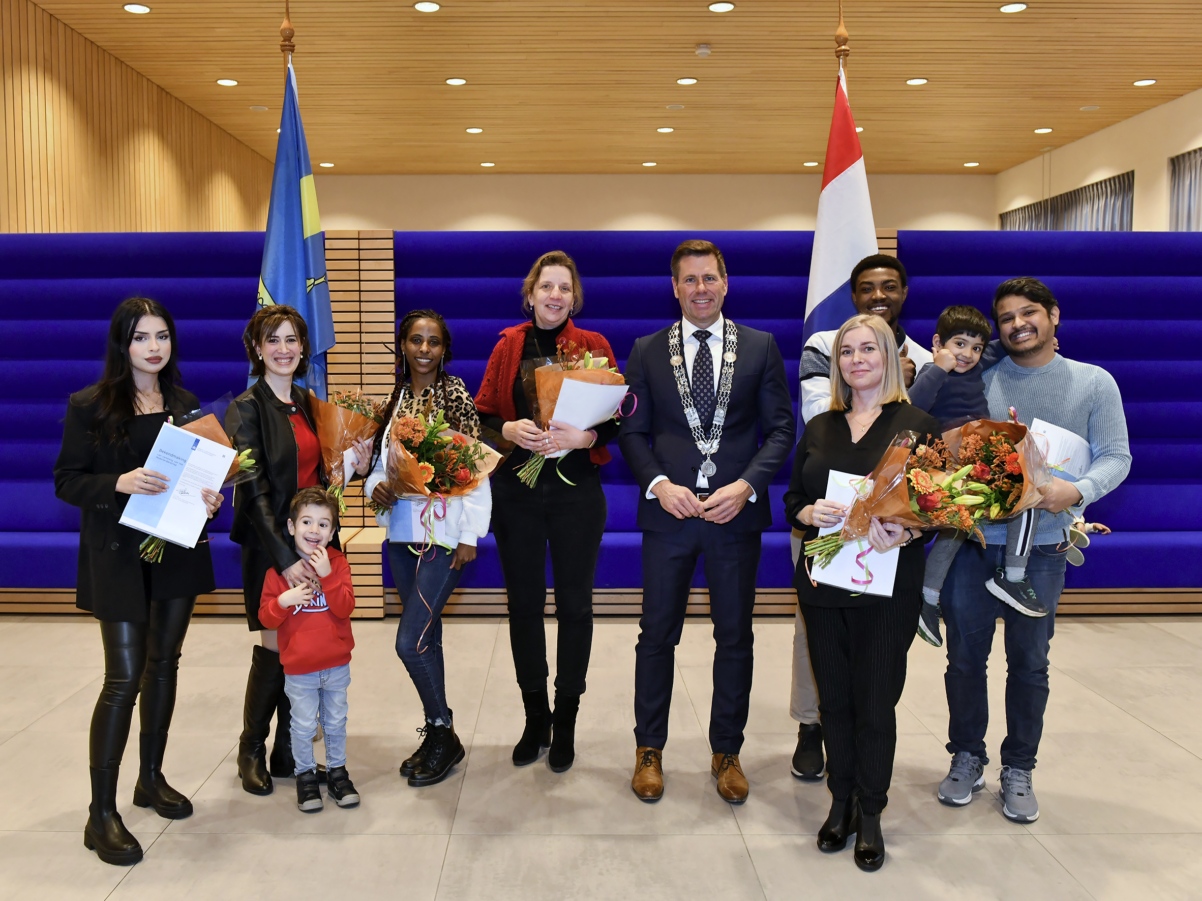 Burgemeester Björn Lugthart reikt aan 18 mensen Nederlanderschap uit