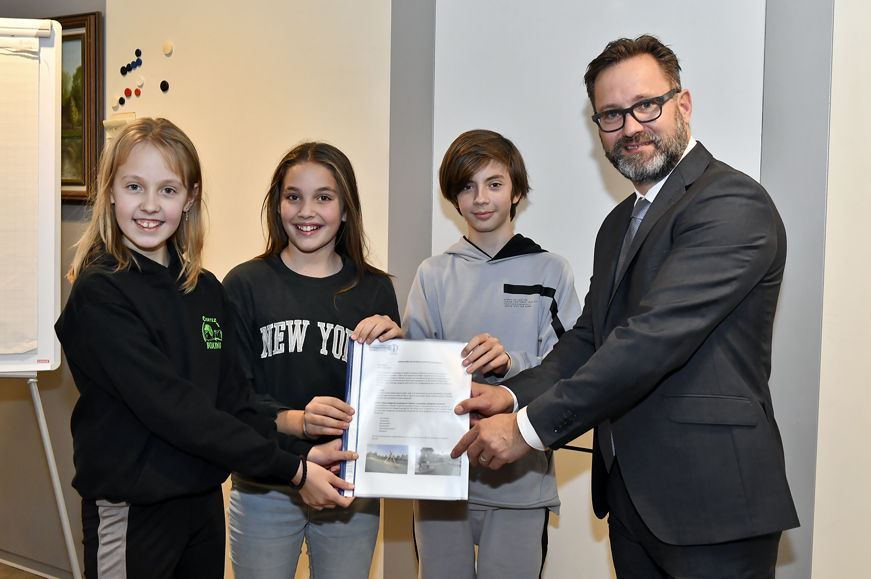 Kinderrechtenambassadeurs presenteren laatste adviezen aan wethouder Mark Wit