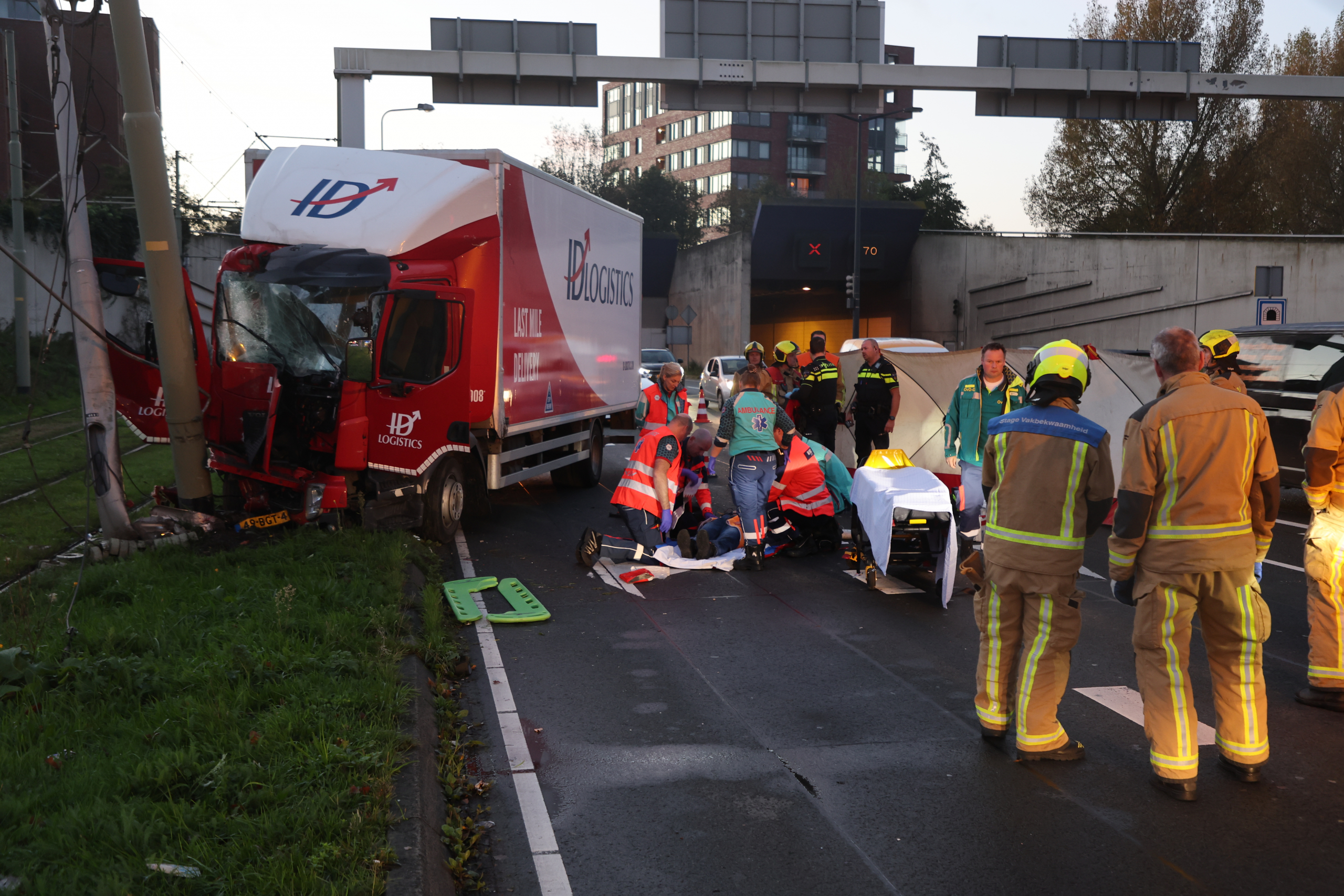 Vrachtwagenchauffeur crasht tegen mast bovenleiding; HTM tram 19 rijdt niet meer