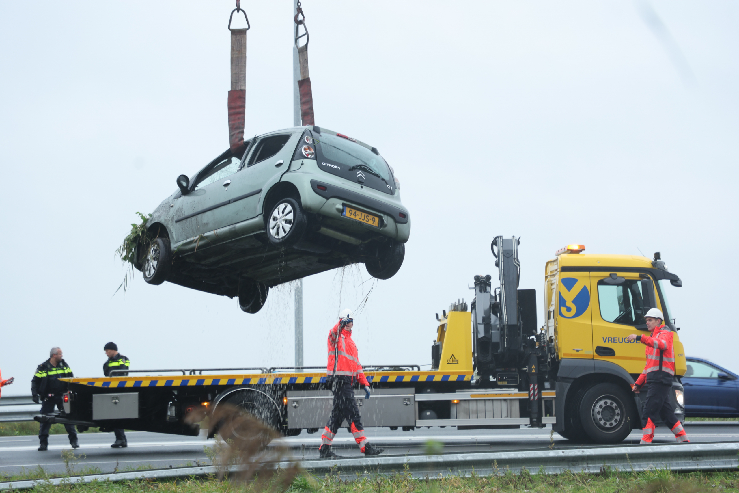 Auto in water langs A4 bij Leidschendam, inzittenden nergens aangetroffen