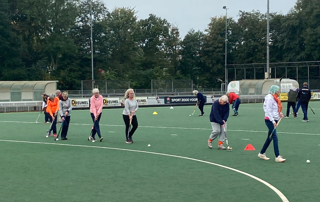 Walking Hockey voor 55-plussers op Cartouche in Leidschendam