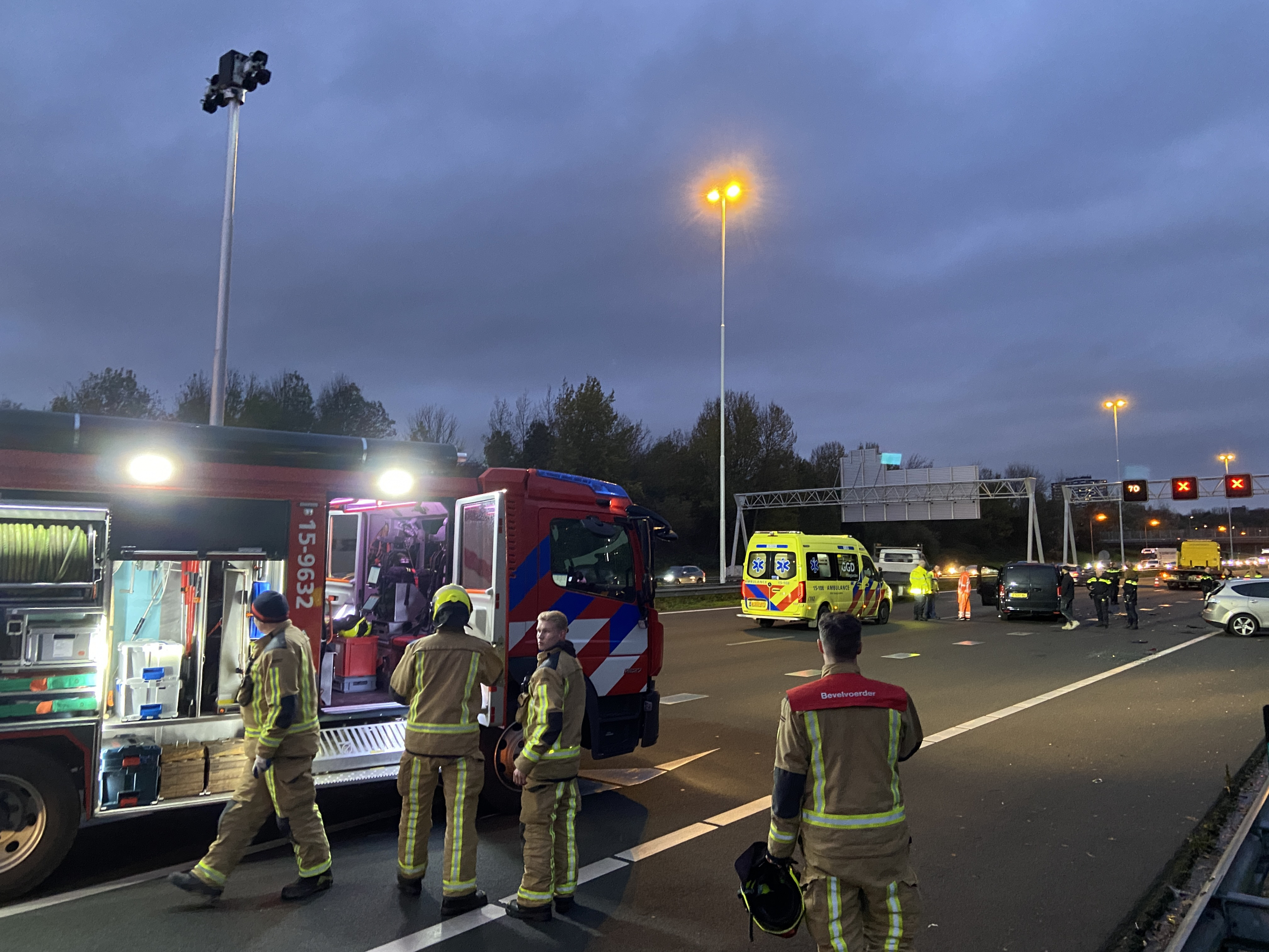 Bus knalt vol op auto’s, veel schade en file op A4