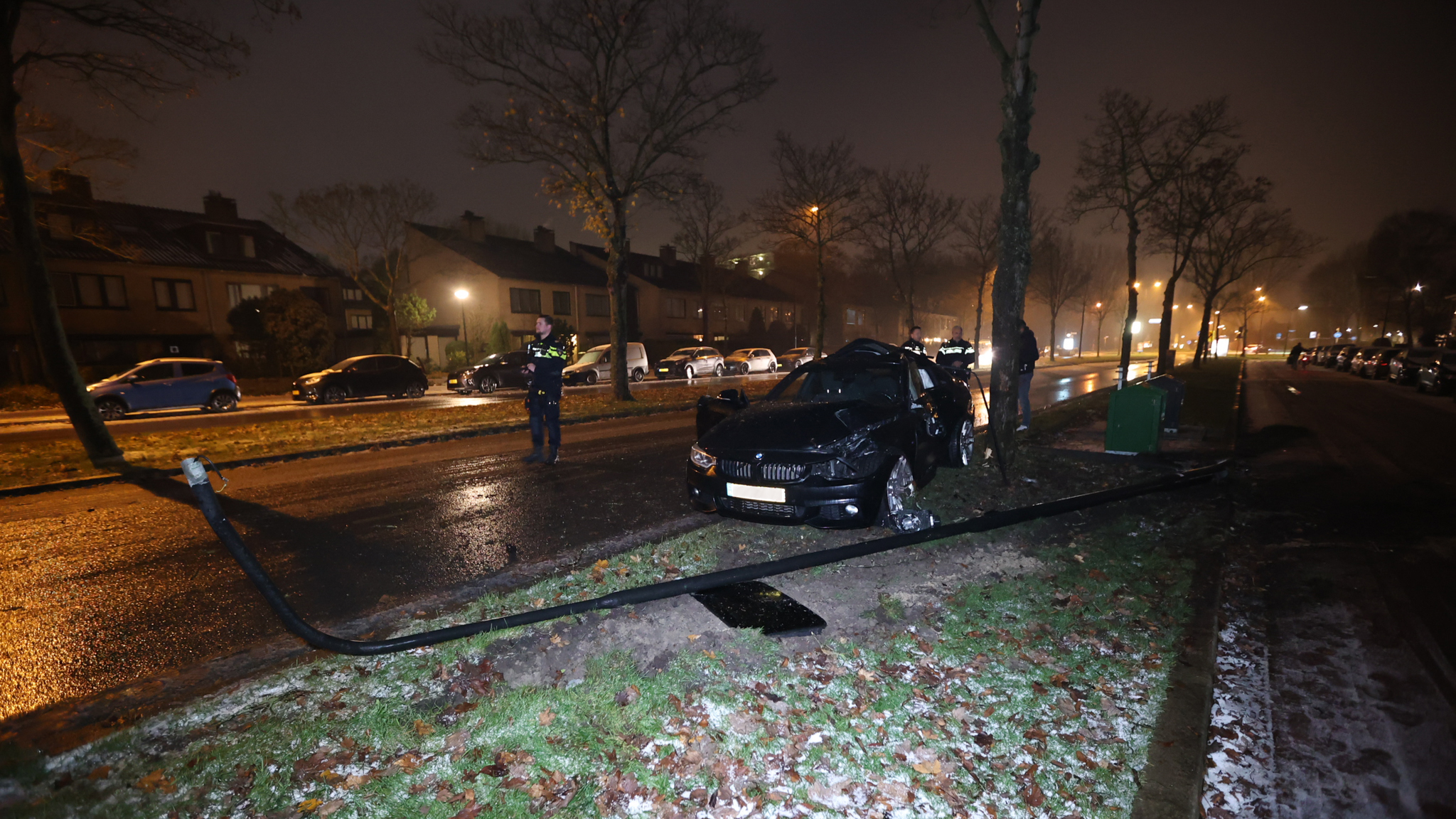 Automobilist rijdt auto aan gort op Sir Winston Churchilllaan