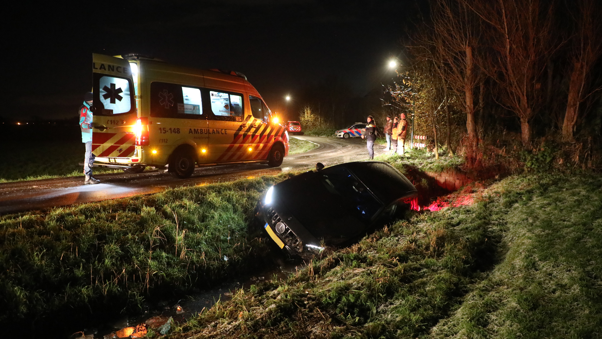 Gladheid in de regio, auto raakt van weg in Stompwijk