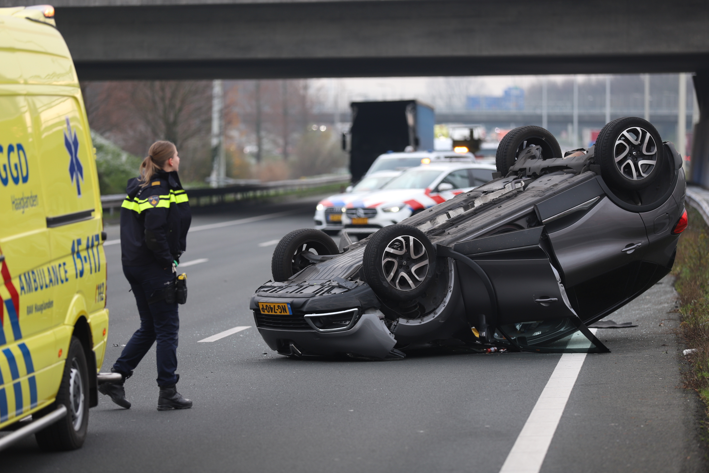 Auto belandt ondersteboven op A4 na aanrijding met vrachtwagen