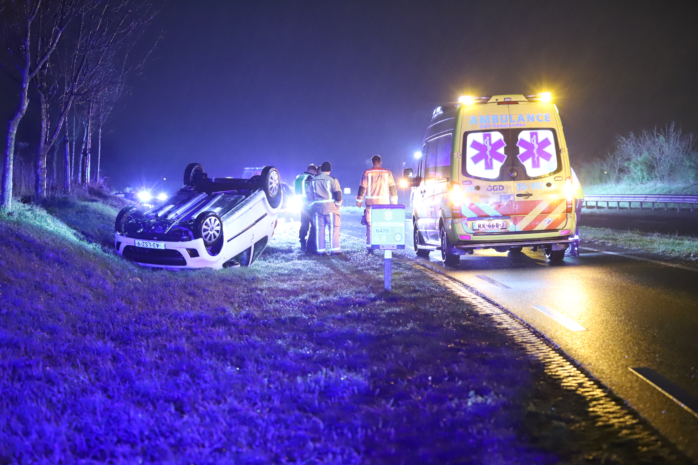 Gevaarlijke gladheid: auto raakt in spin en belandt ondersteboven in berm aan Strikledeweg