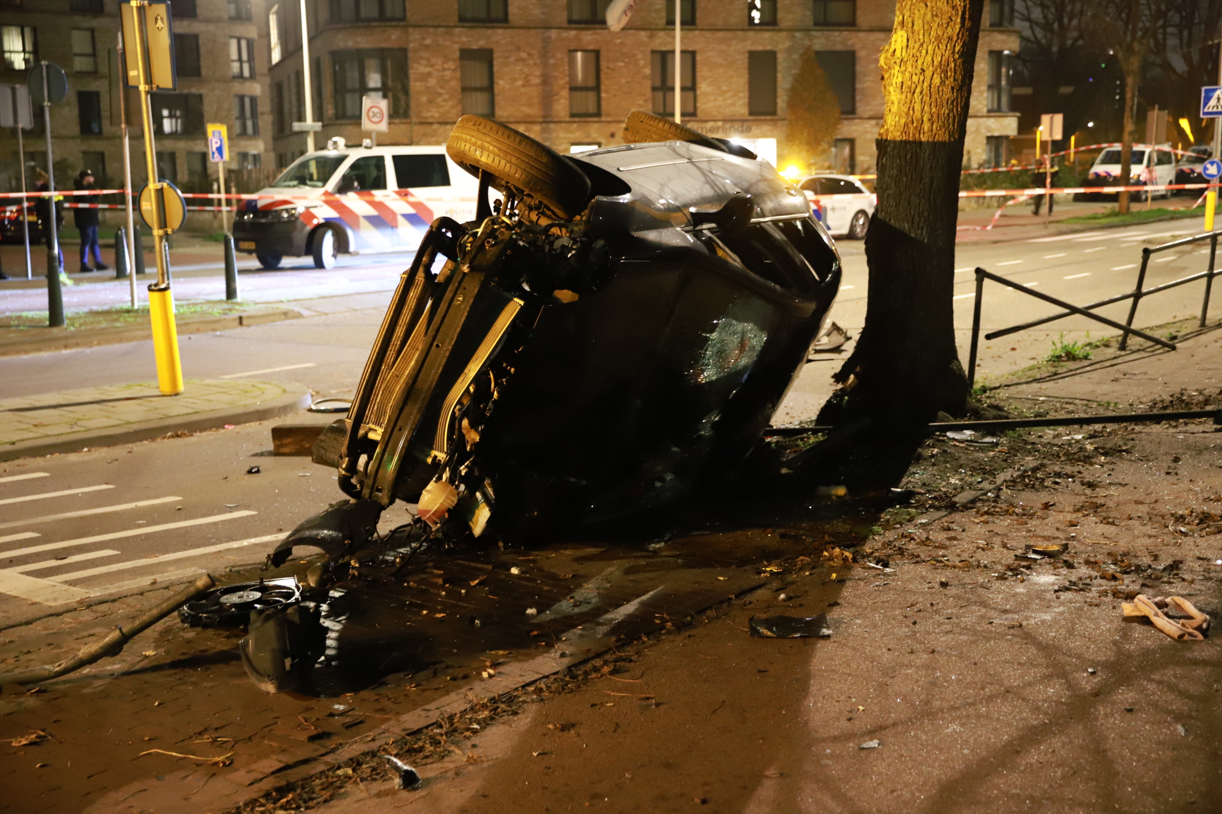 Auto achtervolgd door politie en ondersteboven gecrasht op Gunsteinerweg