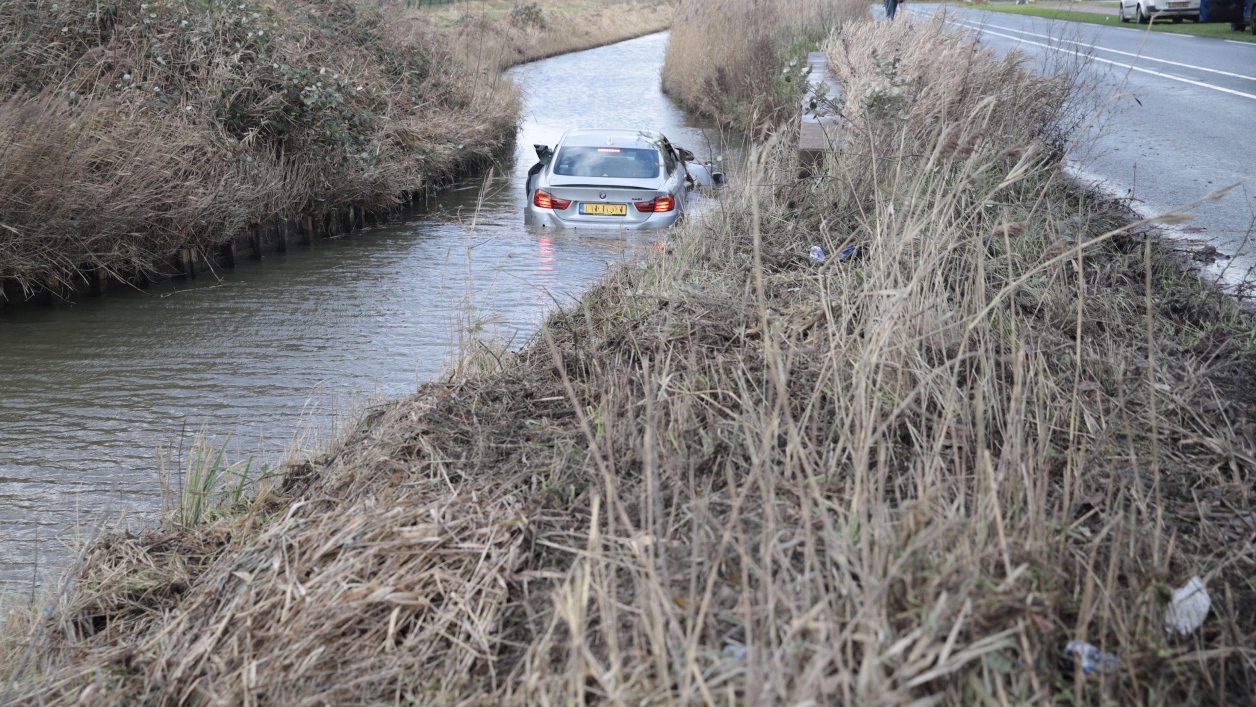 Automobilist belandt in de sloot langs de A12 bij Nootdorp