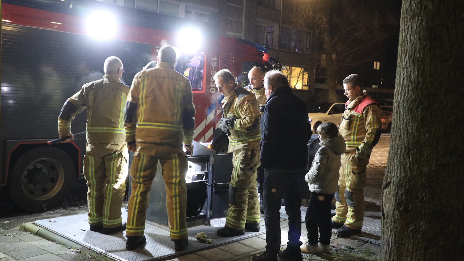 Brandweer vist beugel uit ondergrondse container voor opa en kleindochter