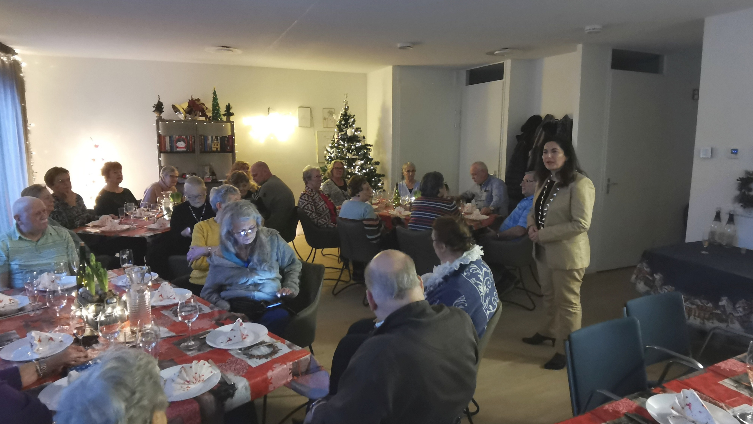 Nieuwe burgemeester Huri Sahin bezoekt Kerstafette in Nieuw Benedictus