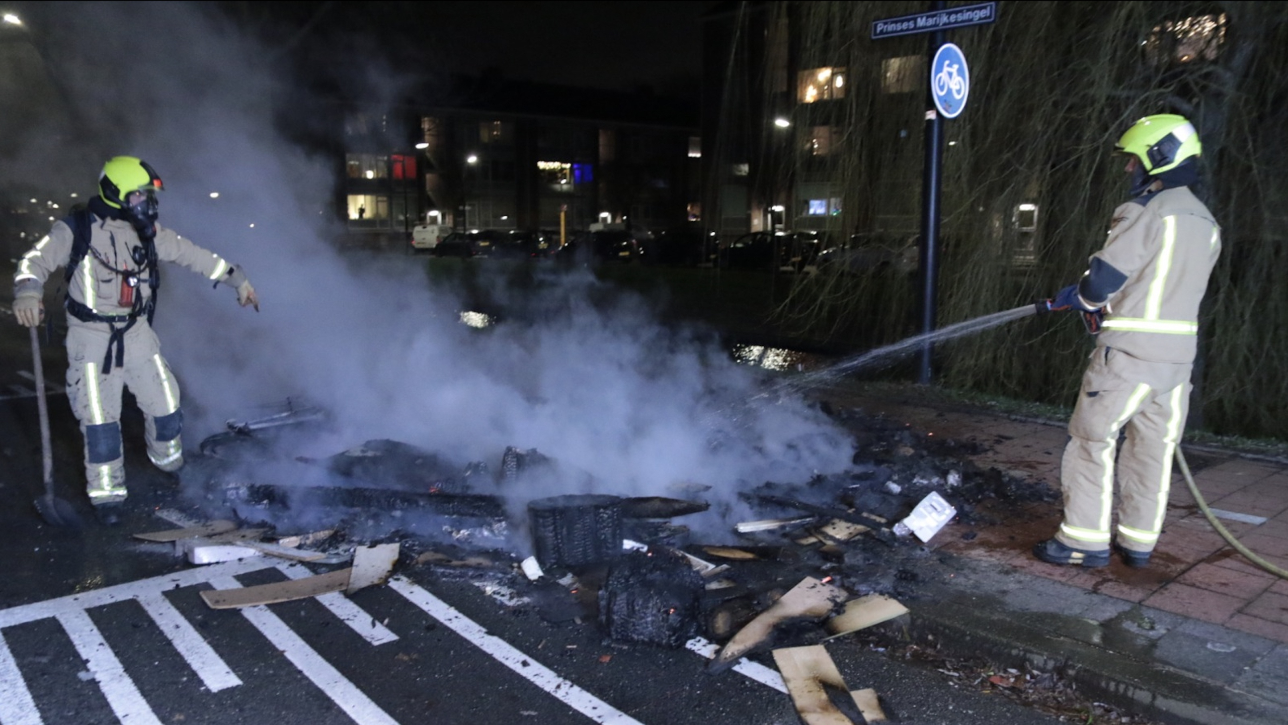 Weg versperd door buitenbrand Prinses Marijkesingel