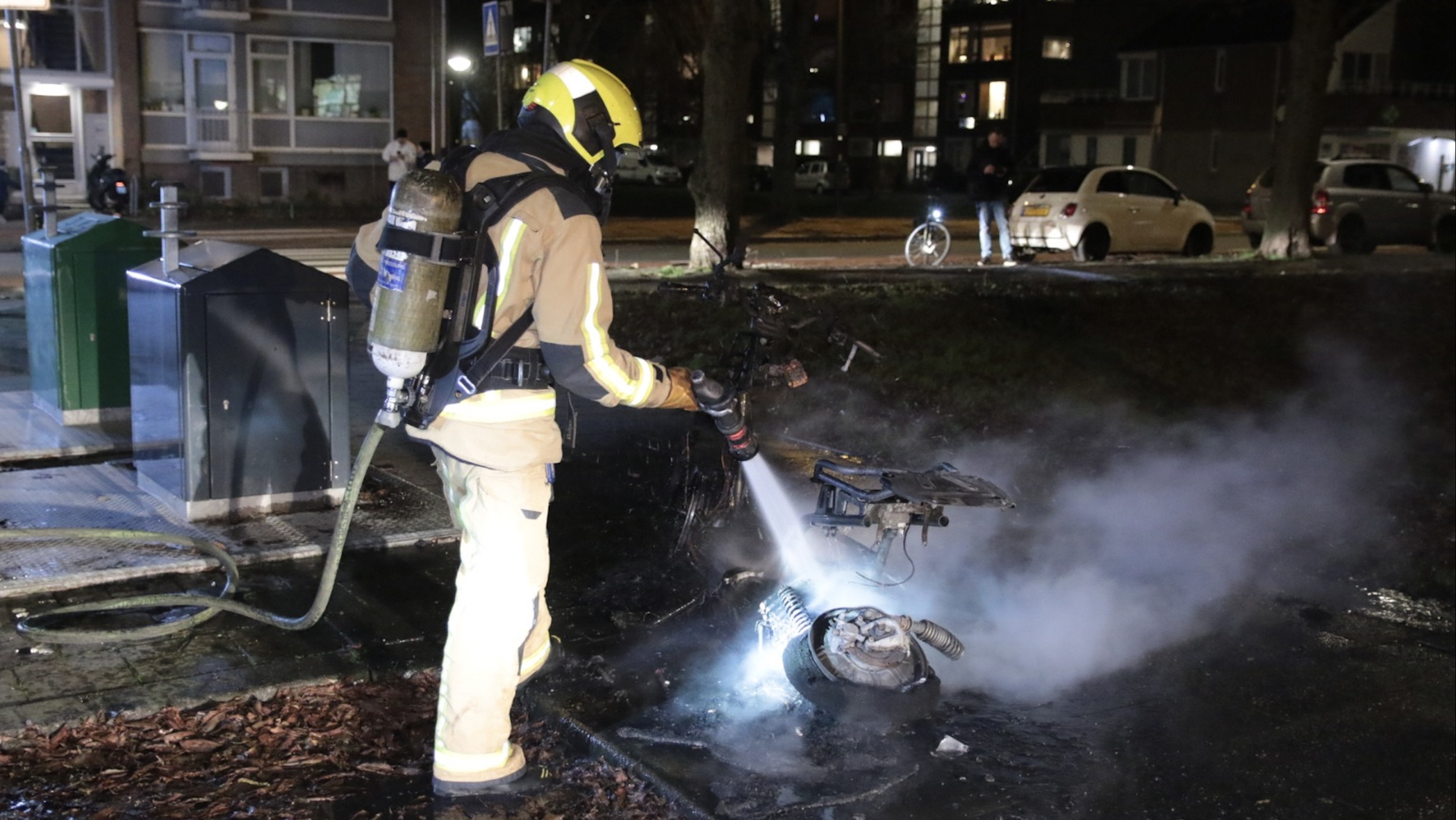 Scooter door brand verwoest aan P. van Vlietlaan