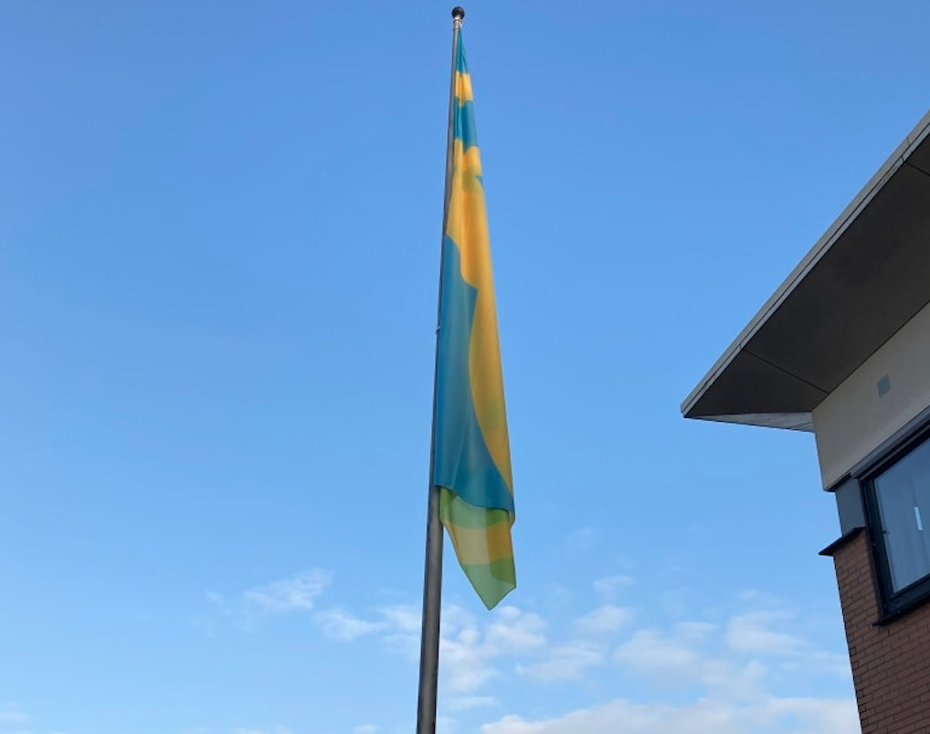 Mensenrechten vlag gehesen in de gemeente