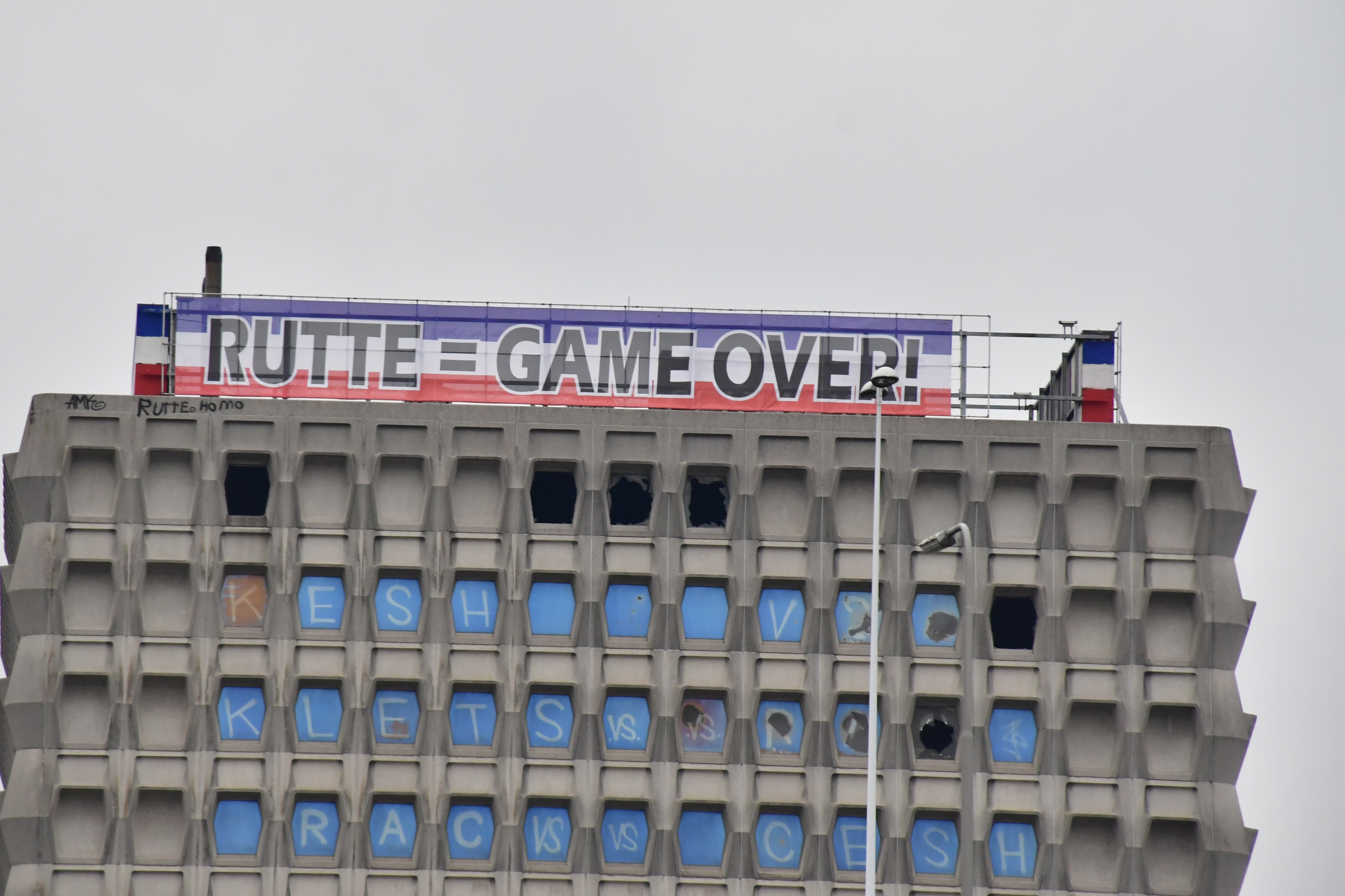 Enorm spandoek met “RUTTE = GAME OVER” op Sijthoff Center, te zien vanaf A4