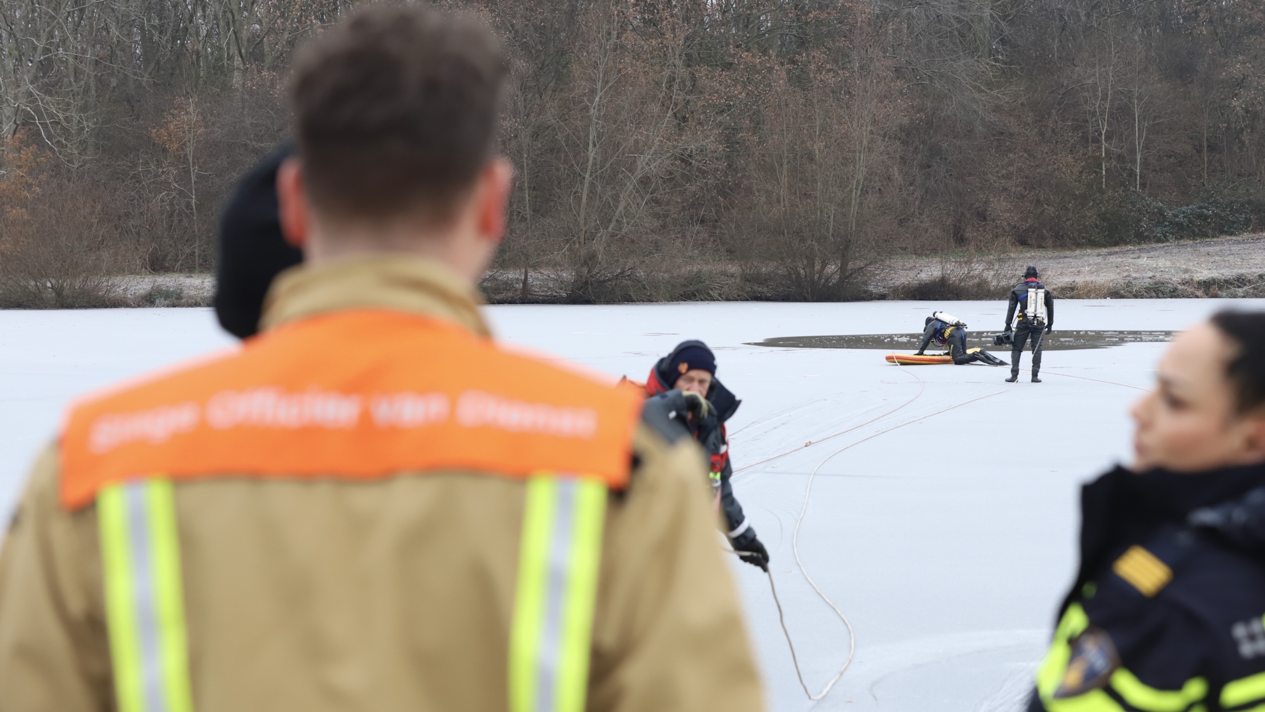 Brandweer en duikers met spoed ter plaatse wegens wak in water Wilhelminapark