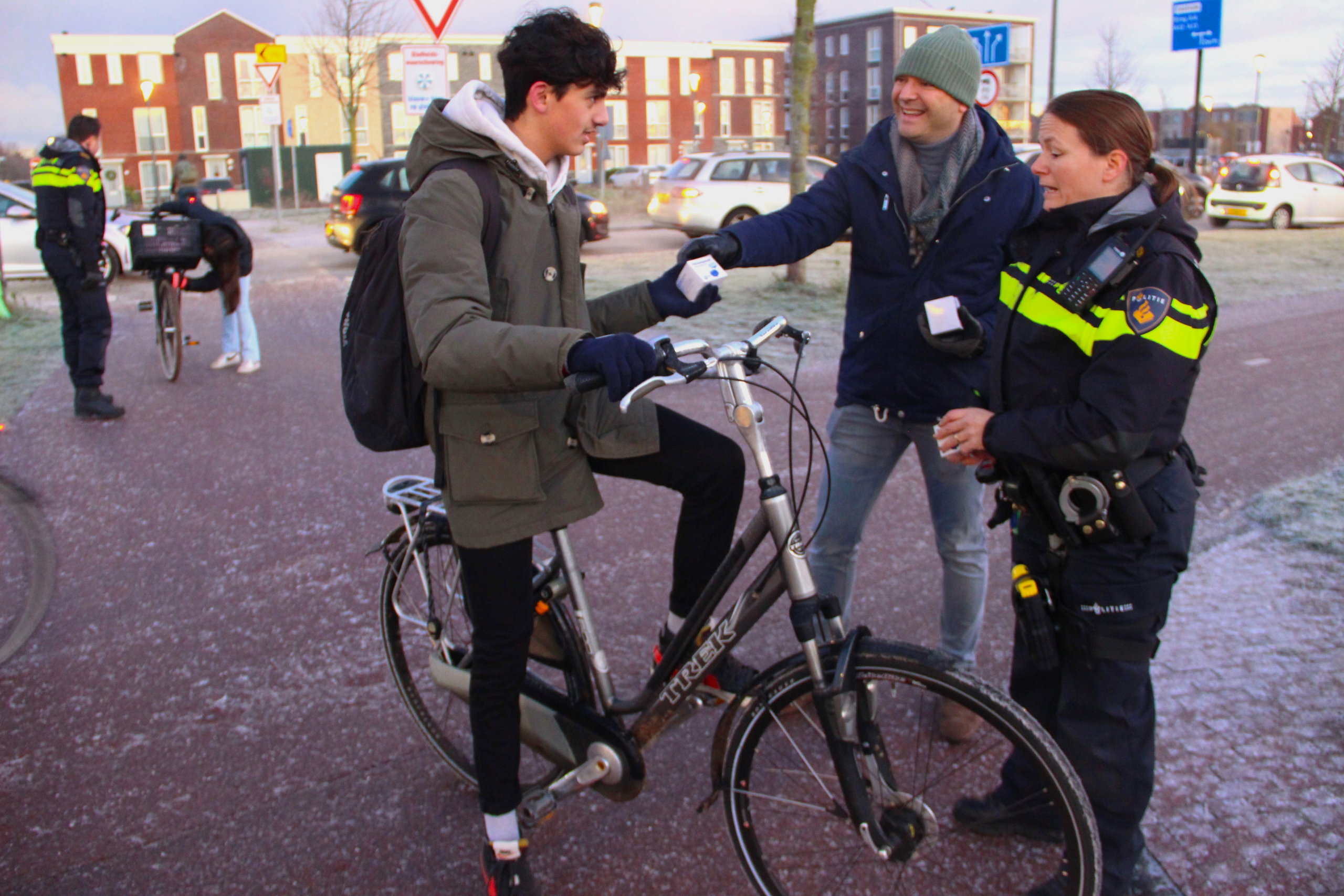 Politie deelt lichtjes uit bij campagne Fietsverlichting AAN in RijswijkBuiten