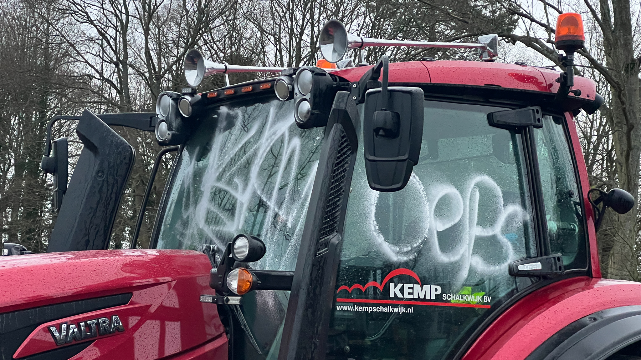 Voertuigen beklad van aannemer die bomen kapt op Schakenbosch