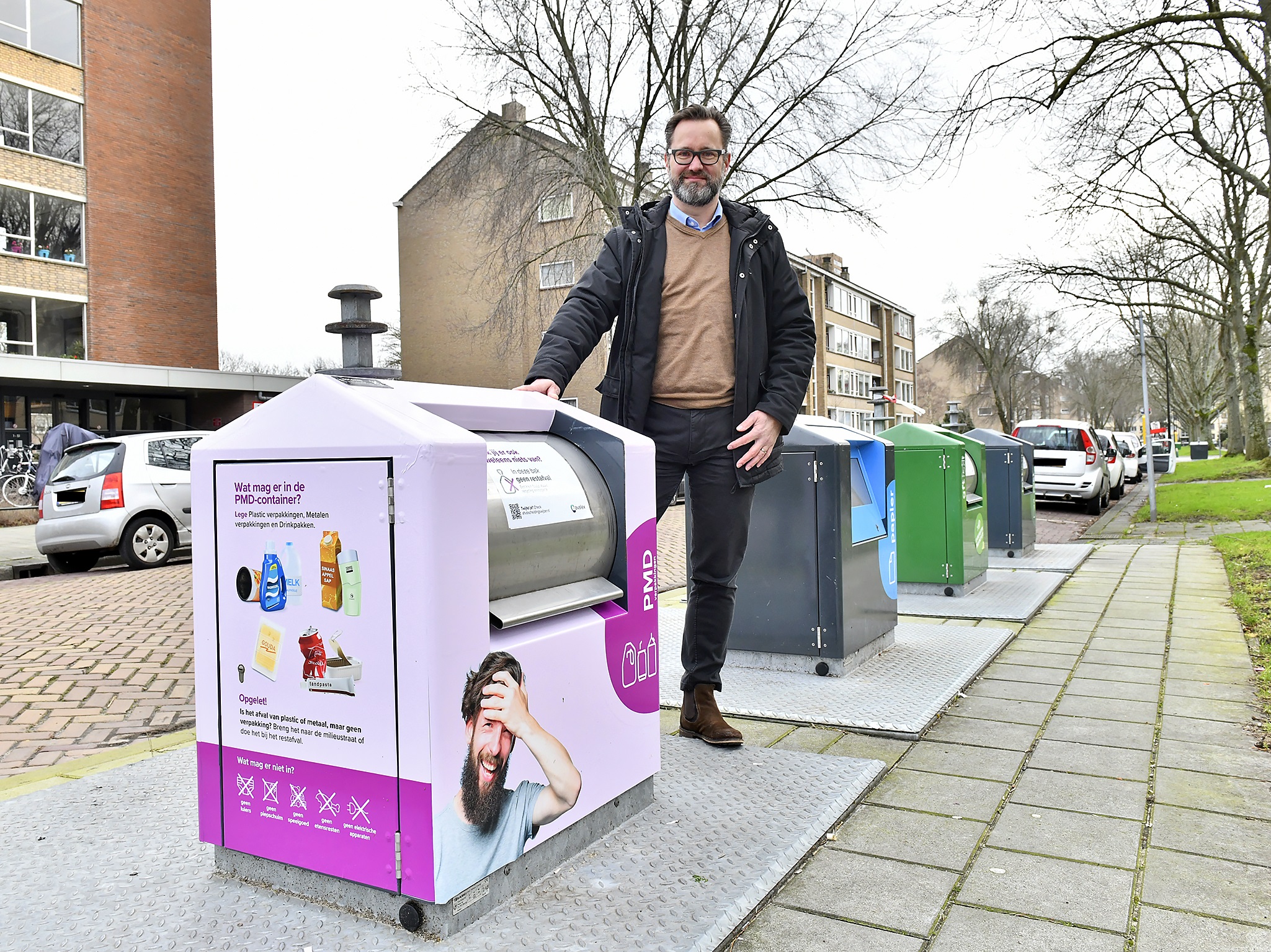 Roze wrap om afvalcontainer in de Rijswijkse Muziekbuurt