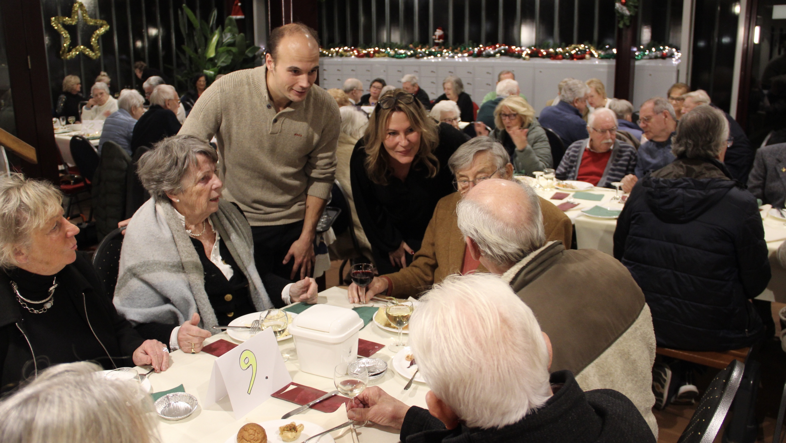 Wethouder proost samen met bewoners Bernardflat op nieuwe jaar