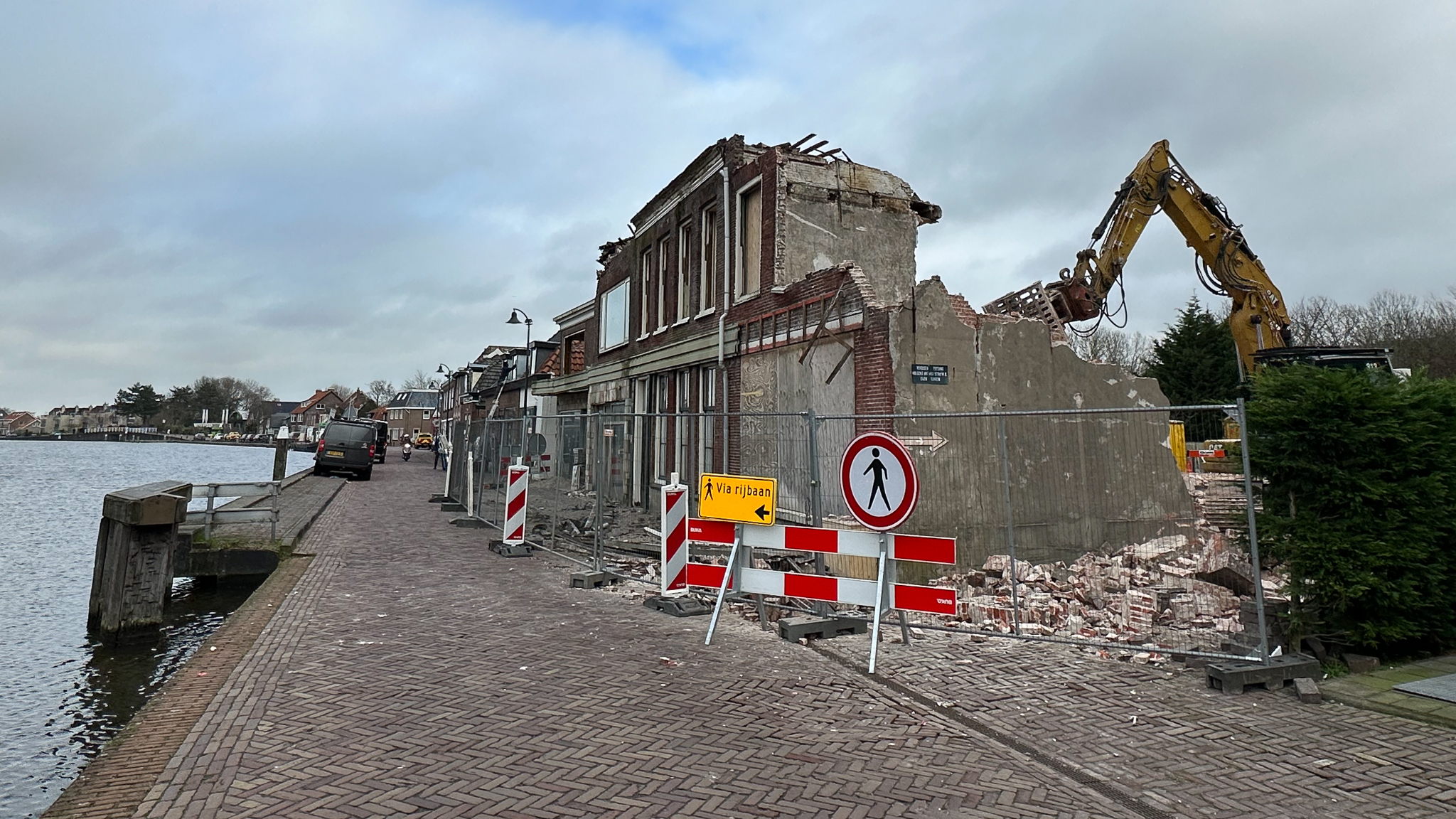 Sloop gemeentelijke monumenten aan Leidsekade begonnen