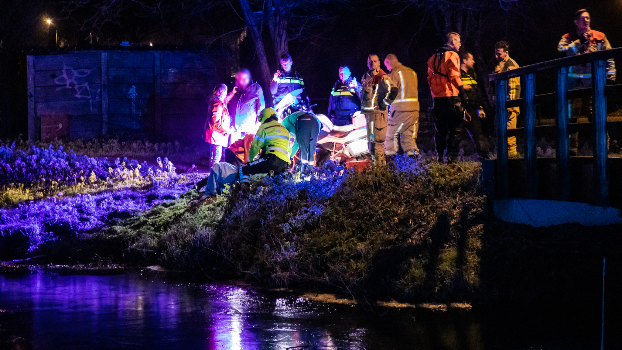 Vrouw belandt in ijskoud water aan Valkhof in Leidschendam