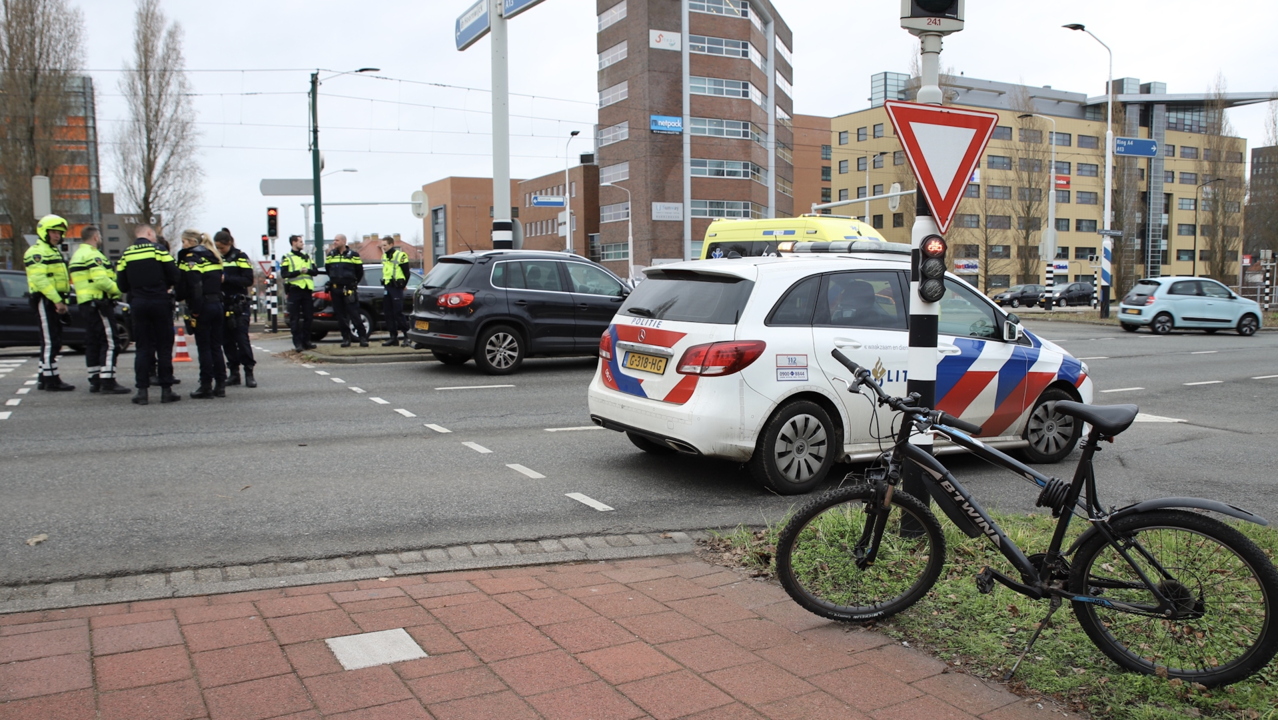 Auto en fietser in botsing op Laan van Hoornwijck