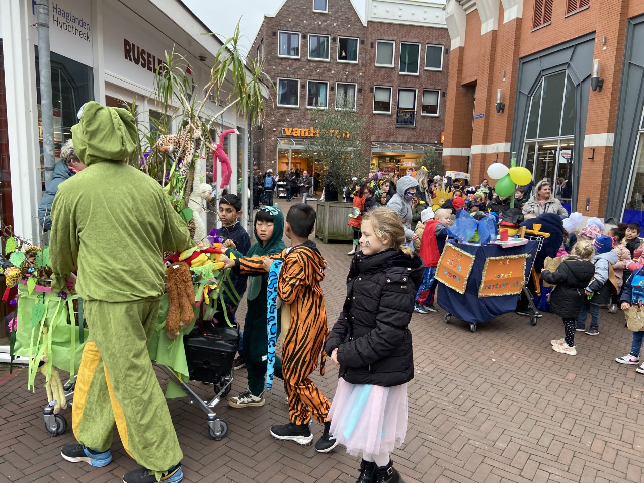 Sint Jozefschool houdt carnavalsoptocht in Parade Nootdorp