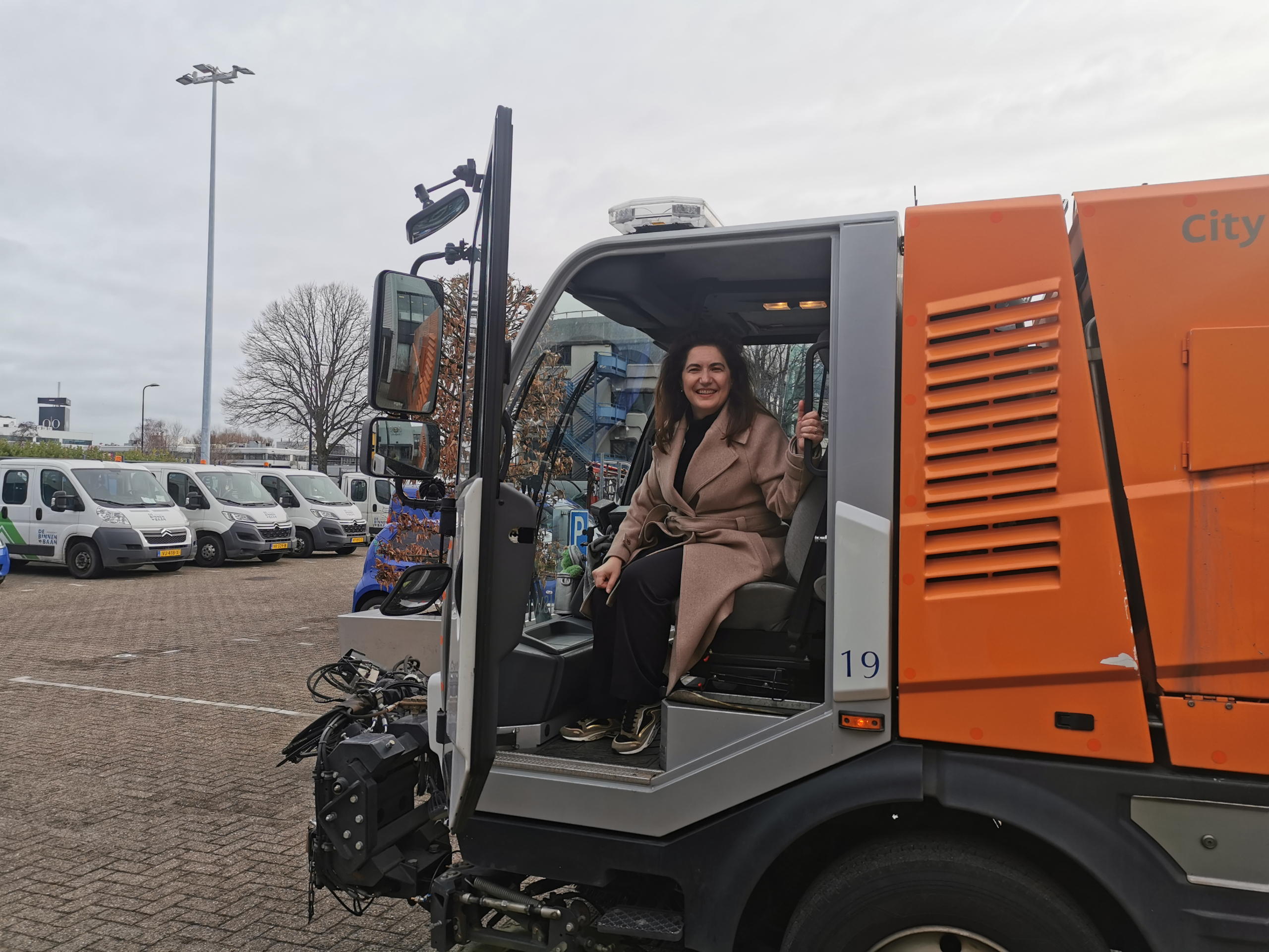 Burgemeester Huri Sahin brengt kennismakingsbezoek aan de Rijswijkse Gemeentewerf