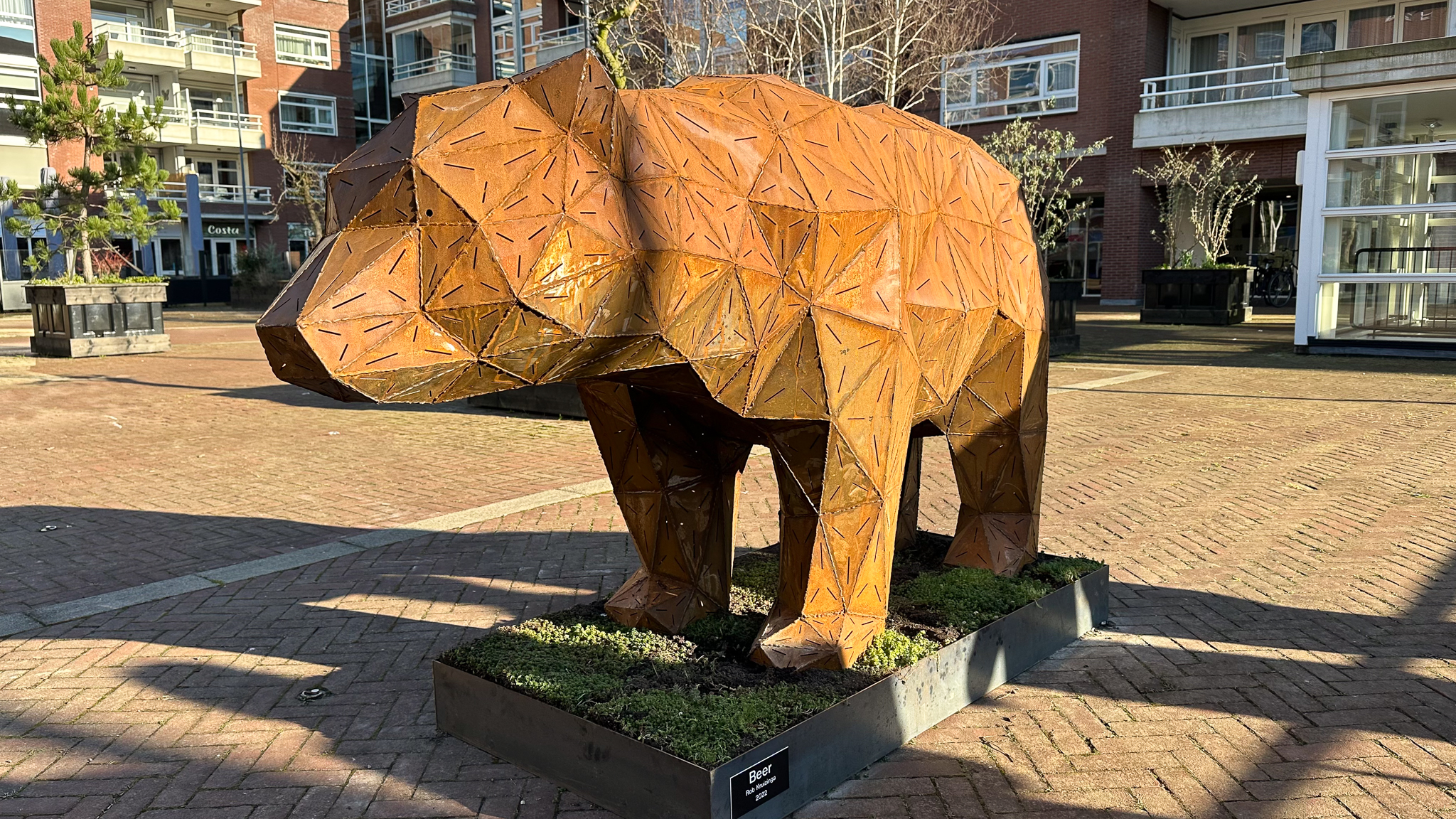 [VIDEO] Kunstwerk ‘Beer’ onthuld op Markt in Nootdorp