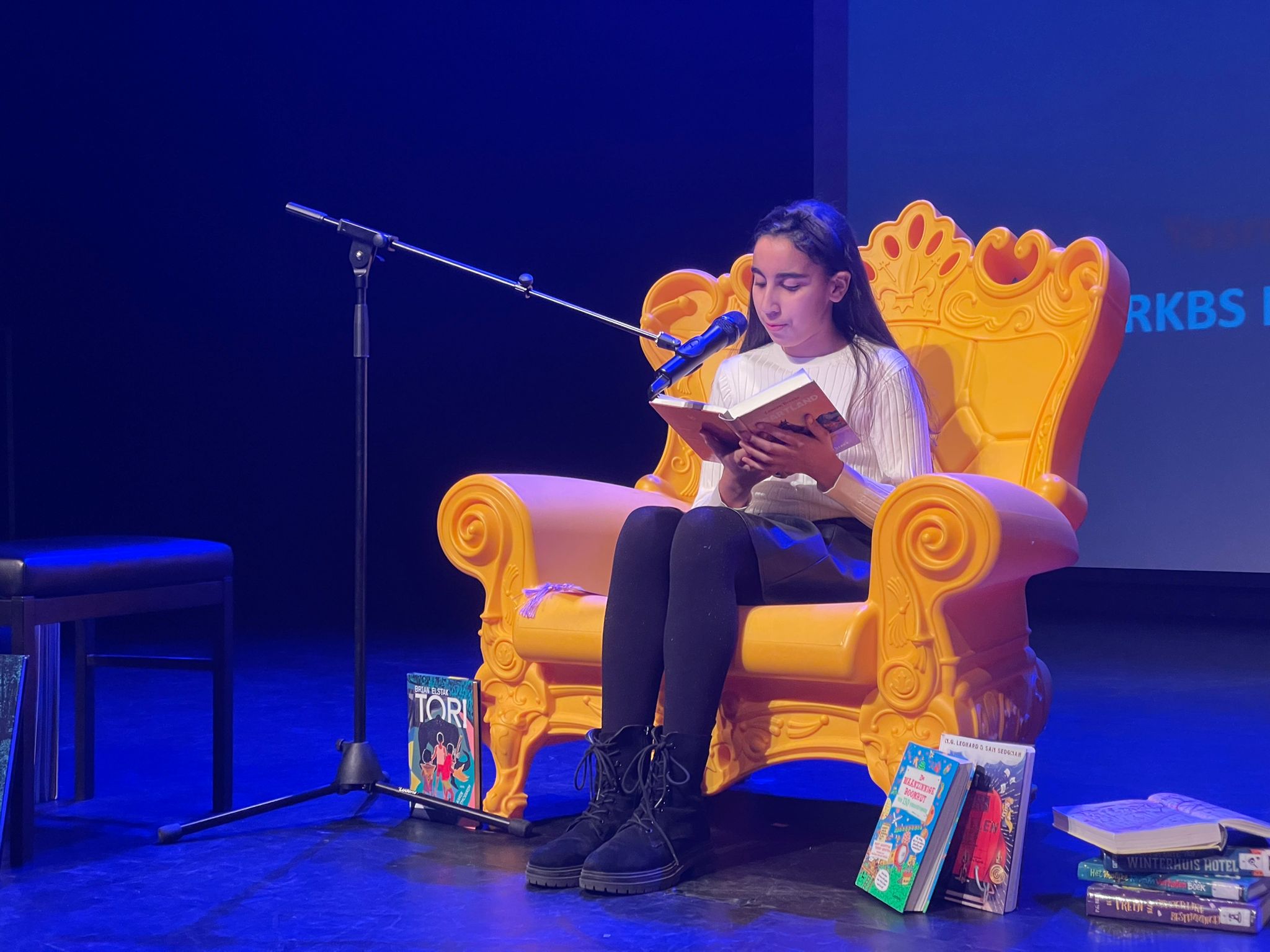 Rijswijkse Yasmine Bouzidi wint plaatselijke voorleeswedstrijd in Voorburg