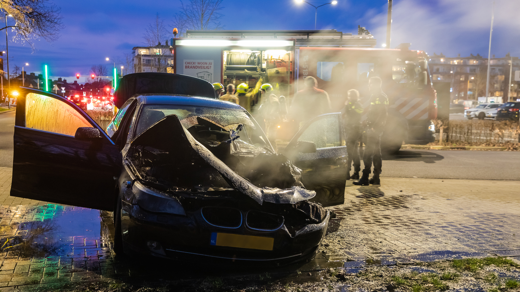 Auto vliegt tijdens rijden in brand