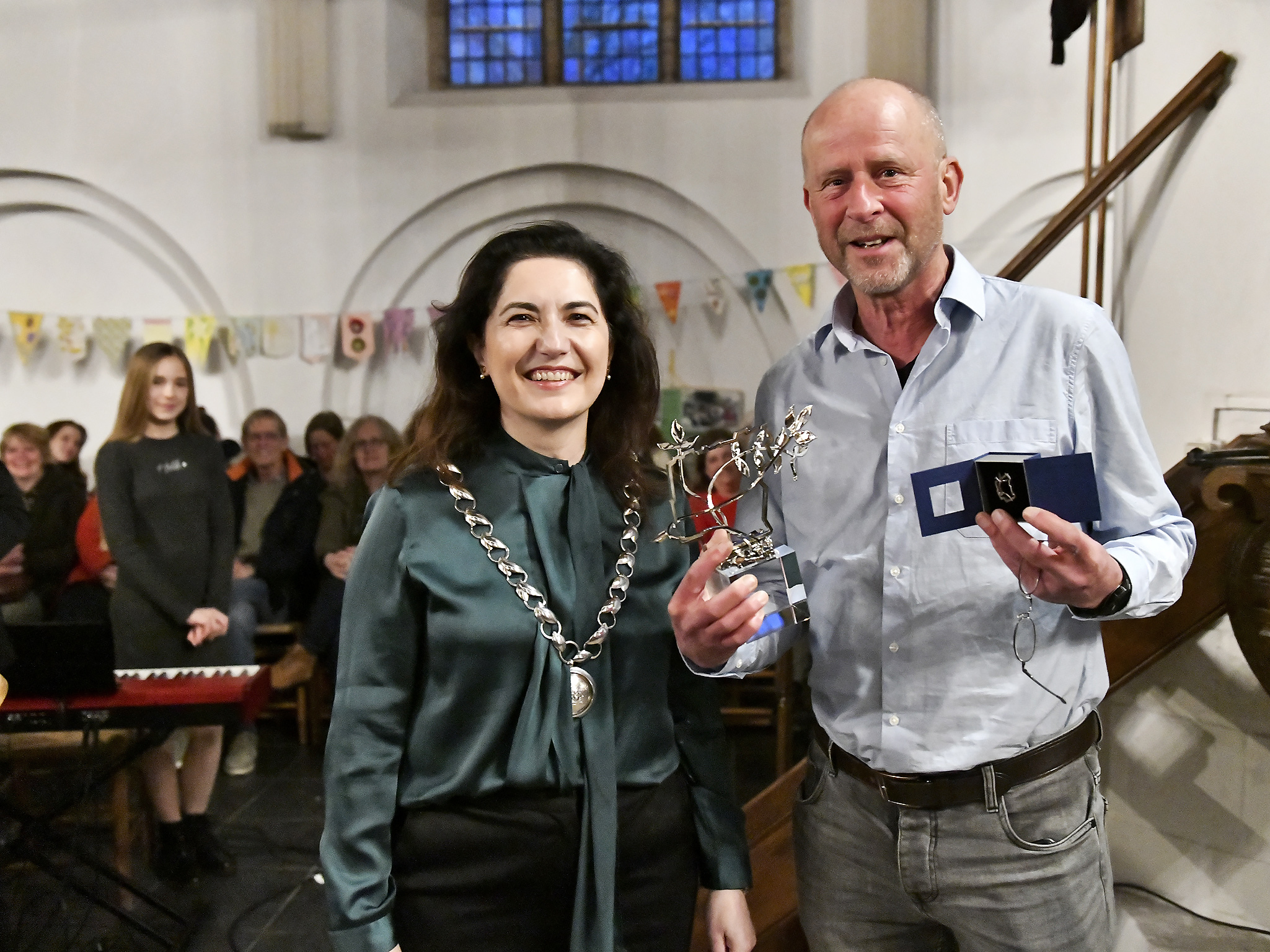 Burgemeester Huri Sahin reikt Rijswijkse Erespeld uit aan initiatiefnemer Rijswijks Pracht