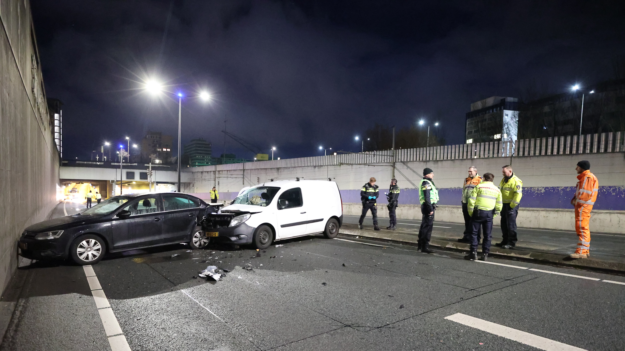 Bestelauto botst op politievoertuig met pech bij Sijtwendetunnel