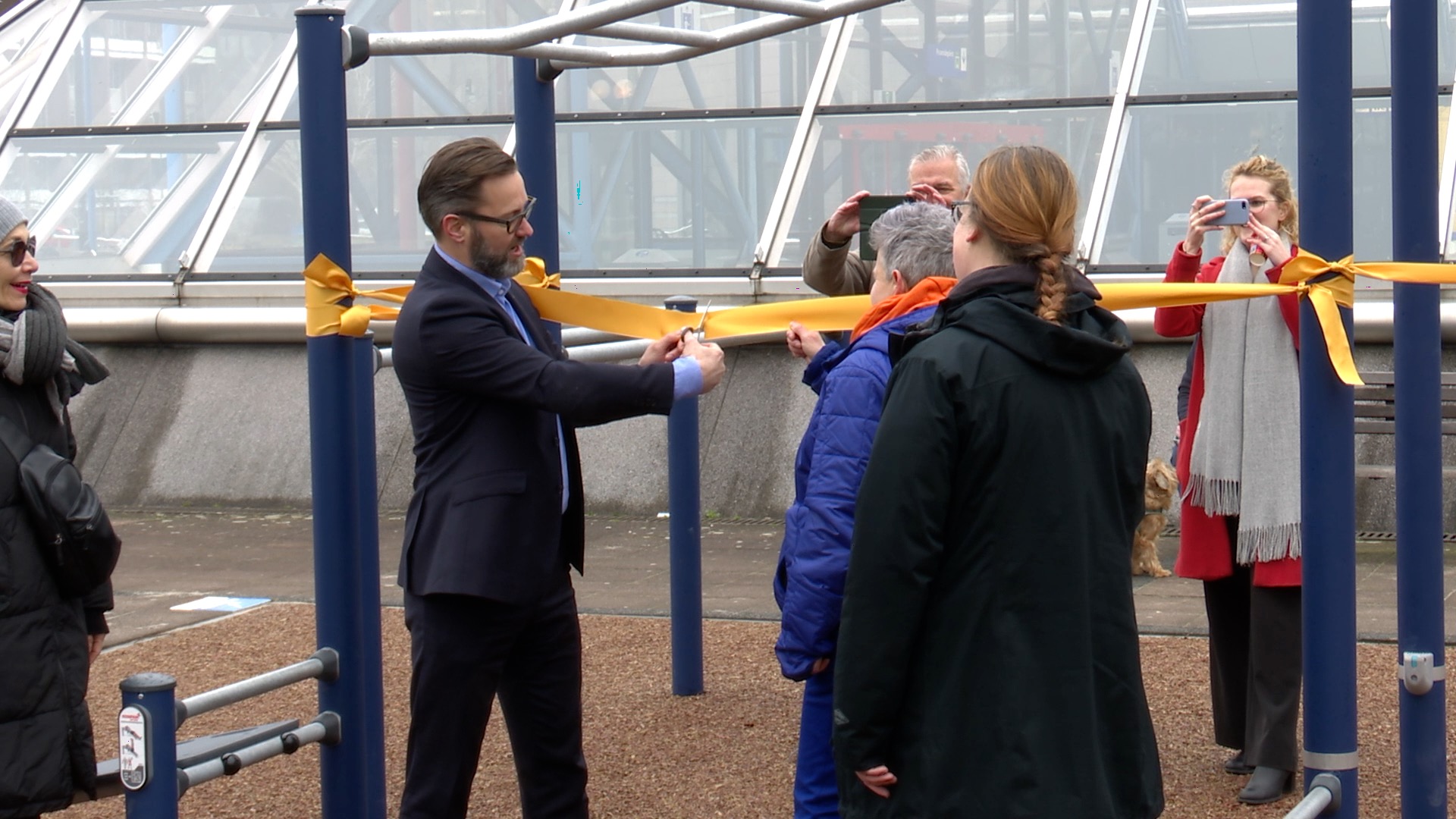 [VIDEO] Wethouder Mark Wit opent nieuwe speeltuin op Piramideplein