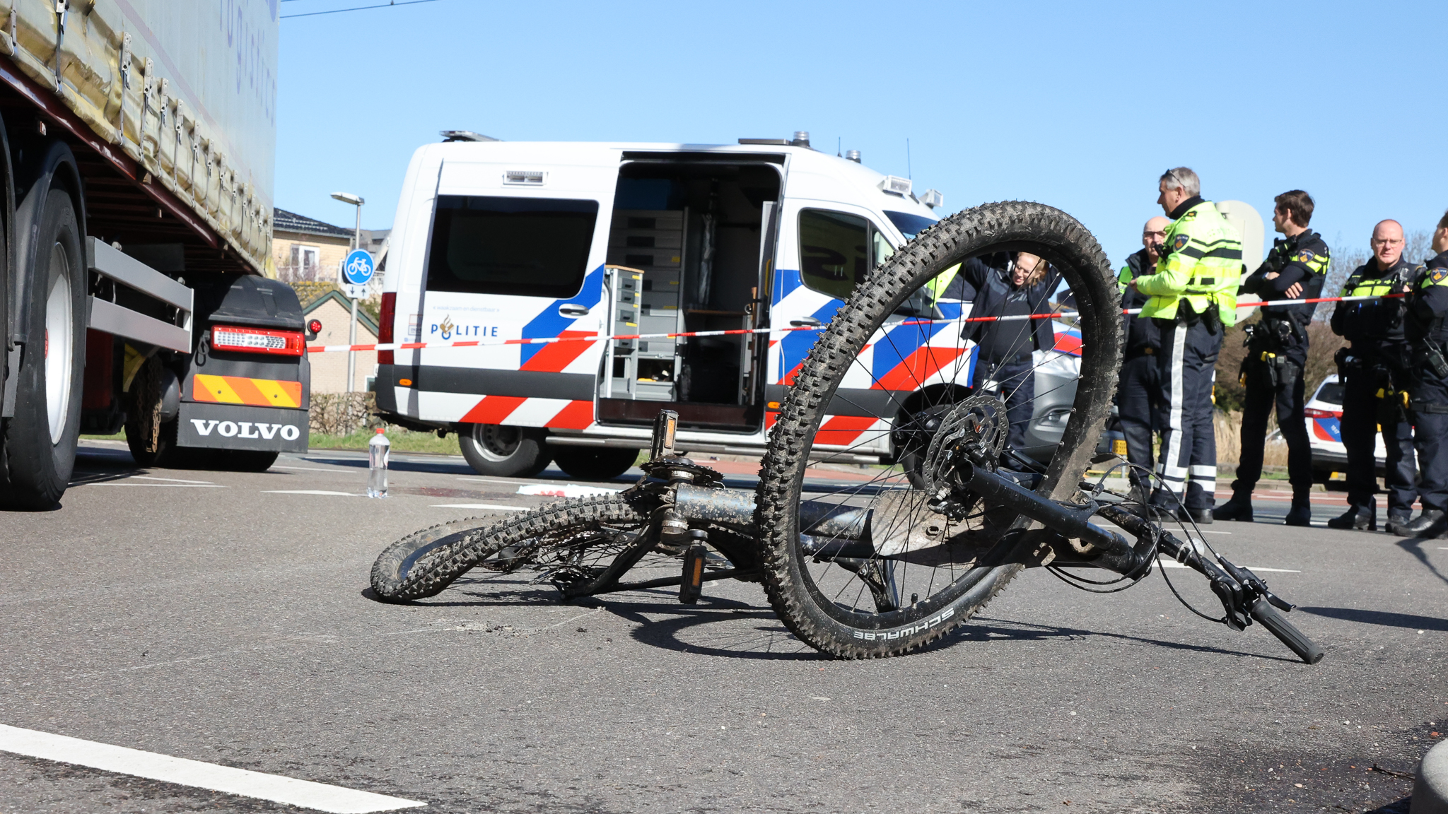 Fietser zwaargewond na aanrijding met vrachtwagen in Nootdorp