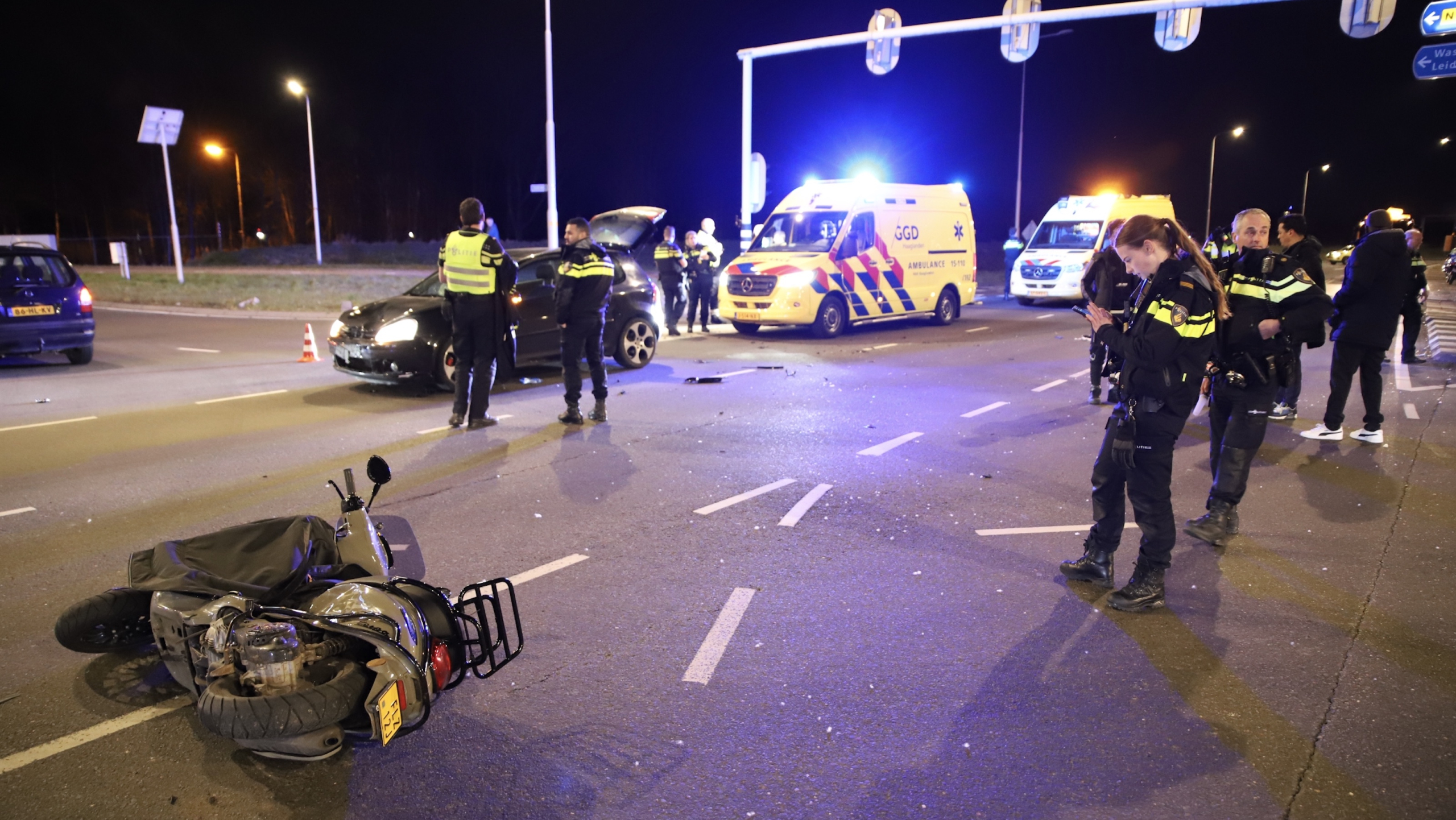 Bijrijder scooter ernstig gewond na botsing met auto op N14 Leidschendam