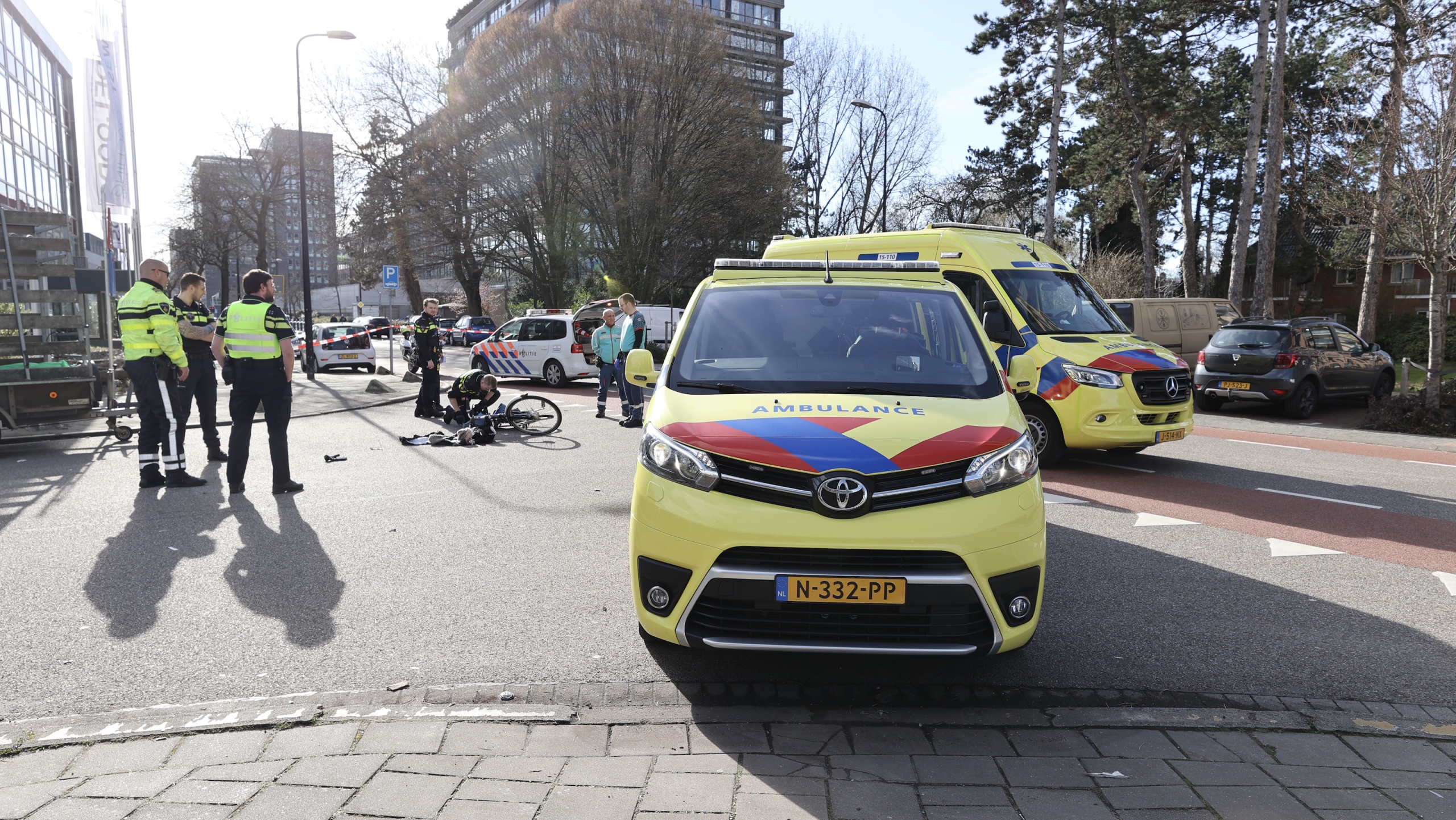 Fietser zwaargewond na val Treubstraat. Politie zoekt getuigen