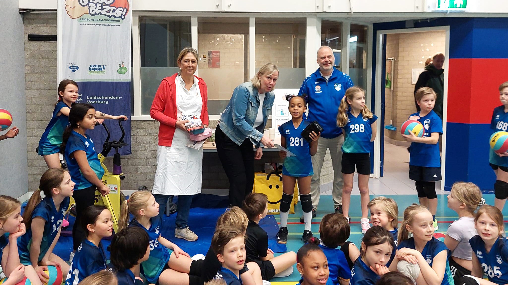 Jonge volleyballers Volevo ontvangen lunchtrommels voor gezonde lunch