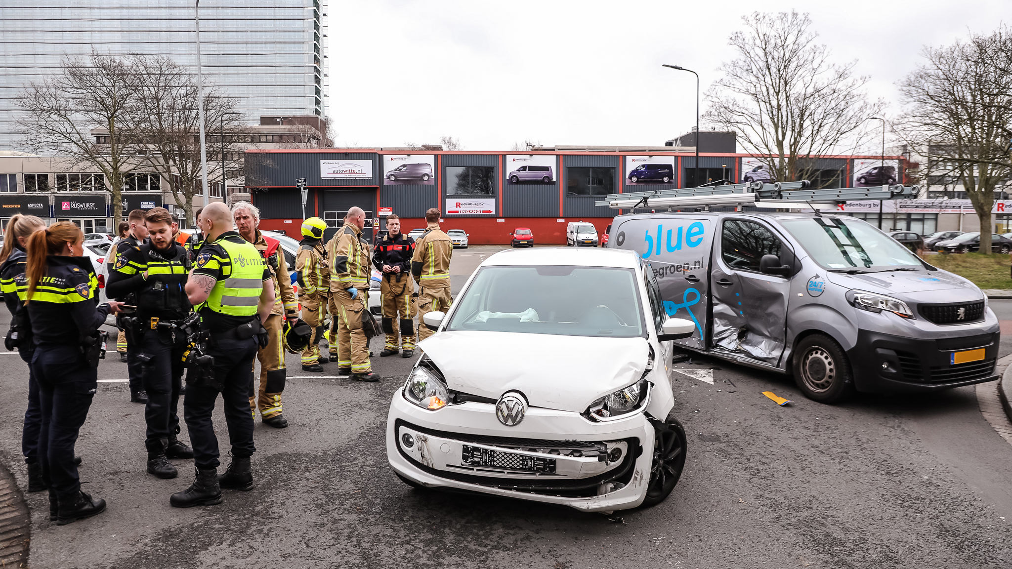 Gewonde en veel schade na ongeval op Verrijn Stuartlaan