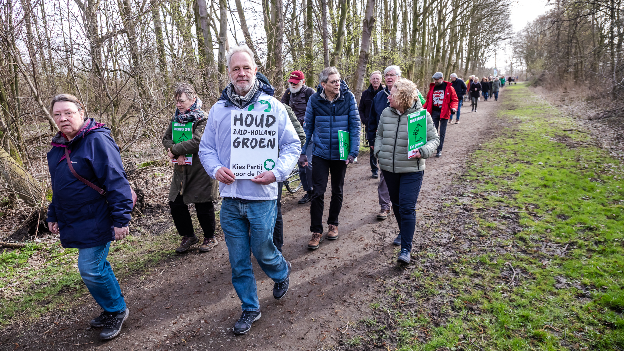 Honderden bij protestmars in Vlietland tegen komst vakantiehuisjes