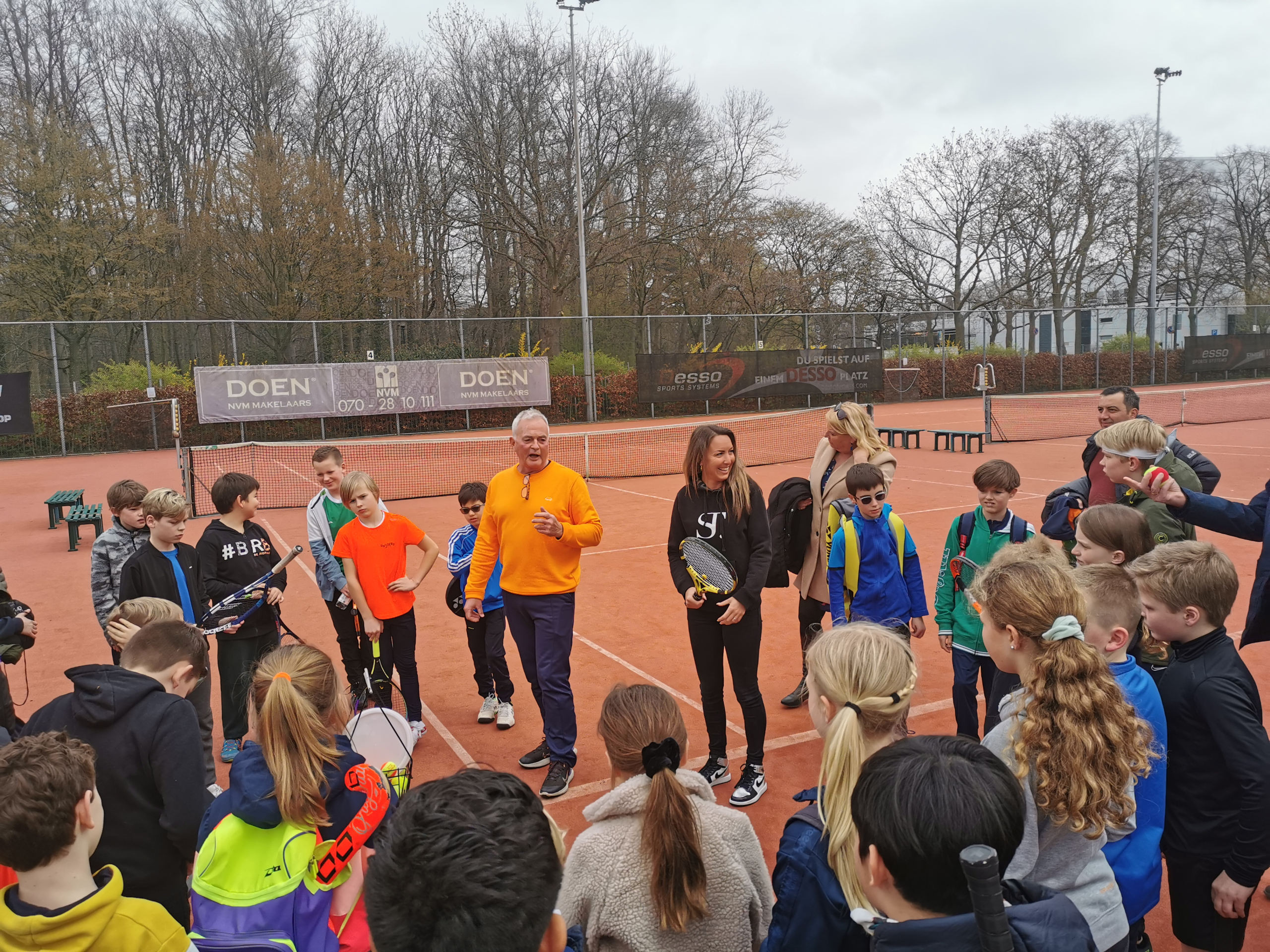 [VIDEO] Wethouder Larissa Bentvelzen opent Rijswijks schooltennistoernooi