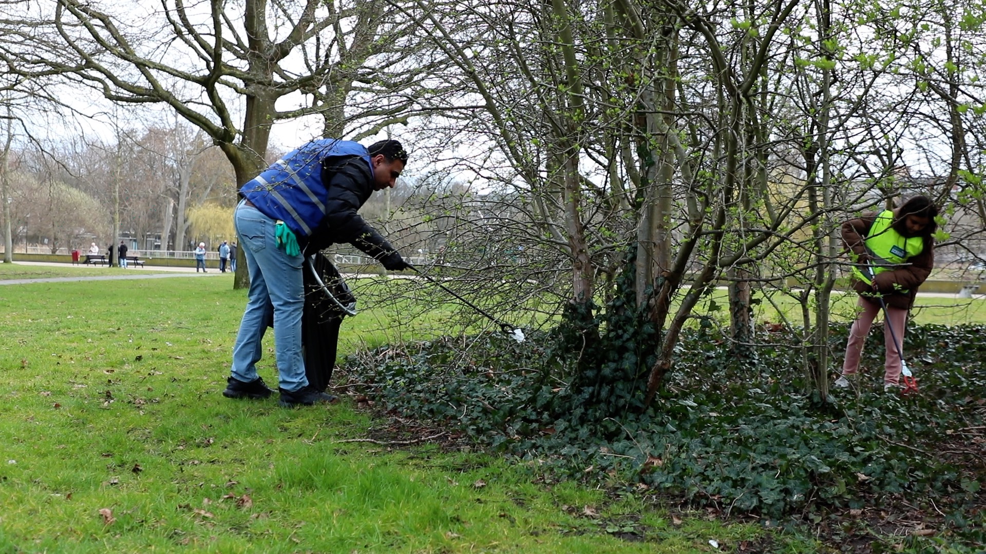 [VIDEO] Vrijwilligers ruimen gemeente op tijdens Landelijke Opschoondag