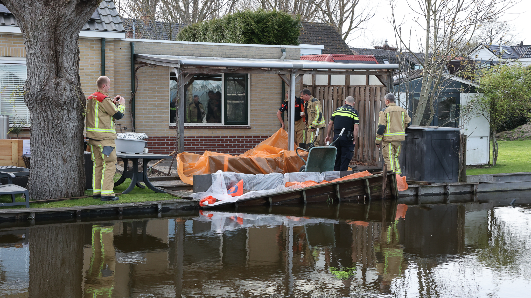 Water stroomt woning Nootdorp in door kapotte kade