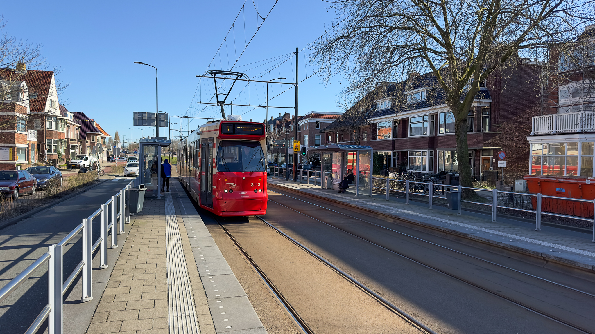 Man gestoken in tram, dader stapt uit bij halte Hoornbrug