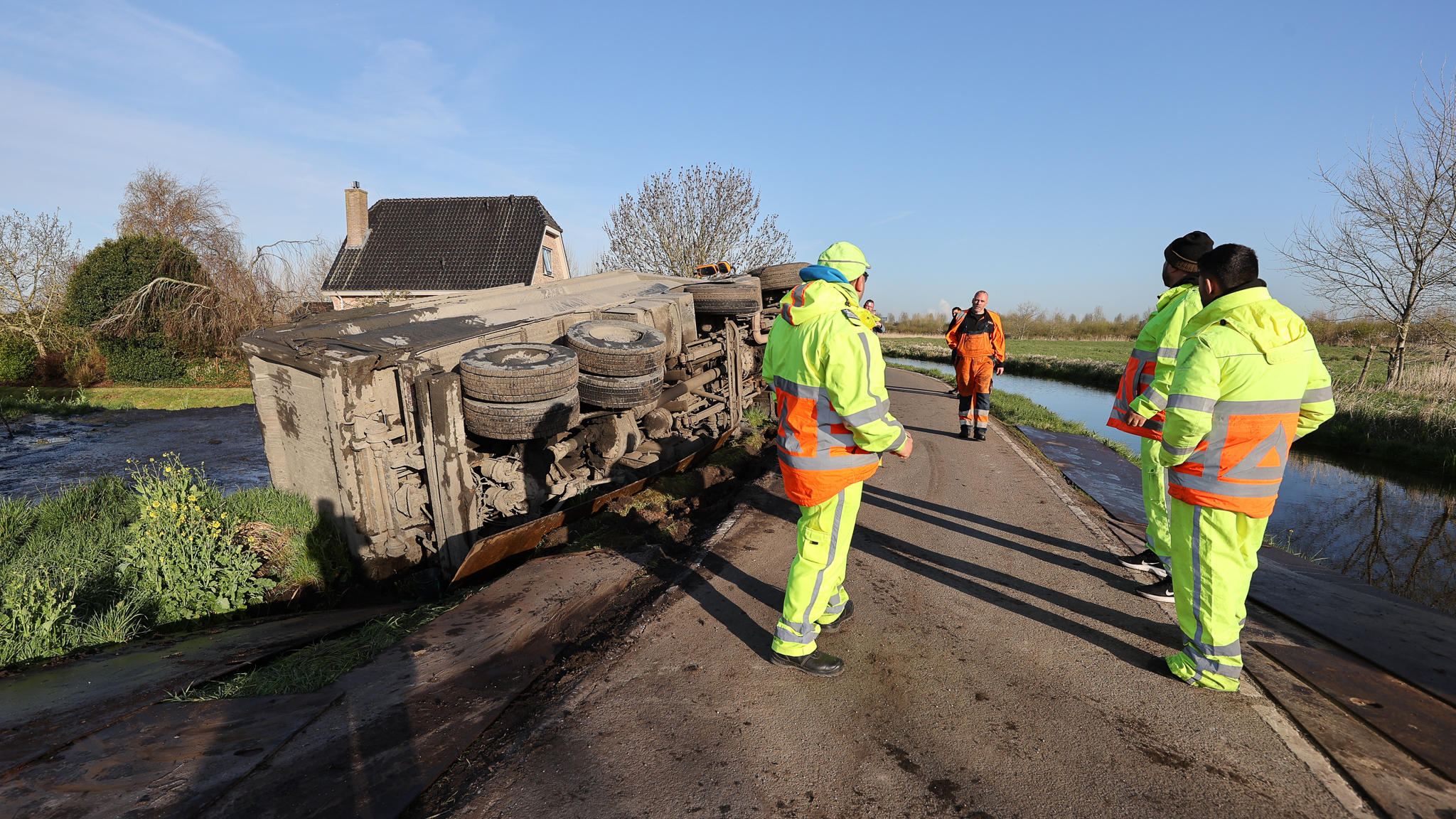 Vrachtwagen gekanteld langs Laakweg in Nootdorp