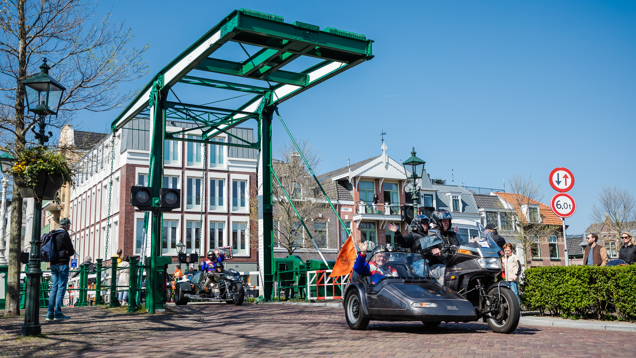 Veel motoren met zijspan rijdend door regio tijdens BeatrixRun