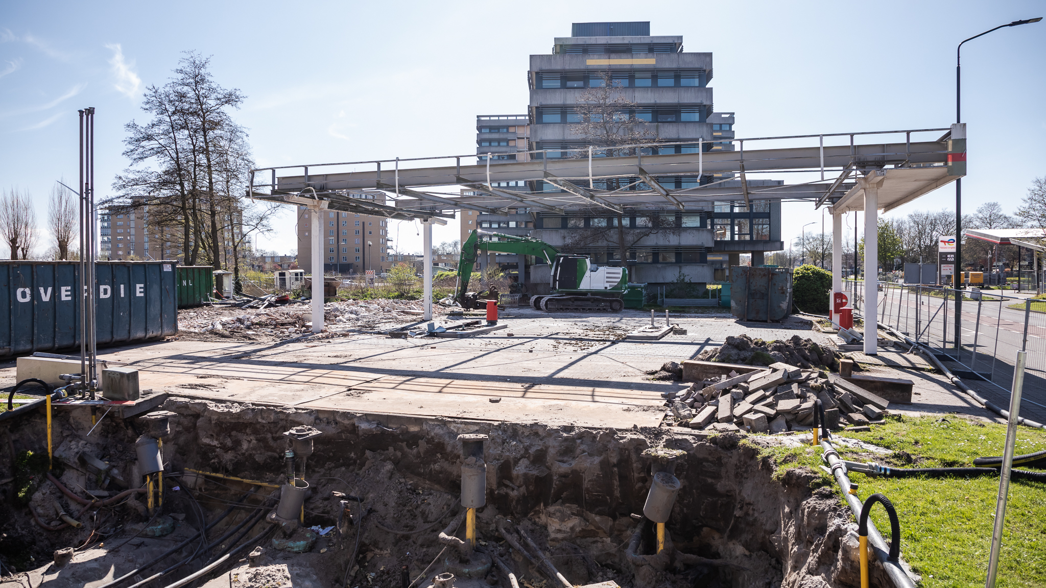 Sloop tankstation aan Oude Trambaan in volle gang