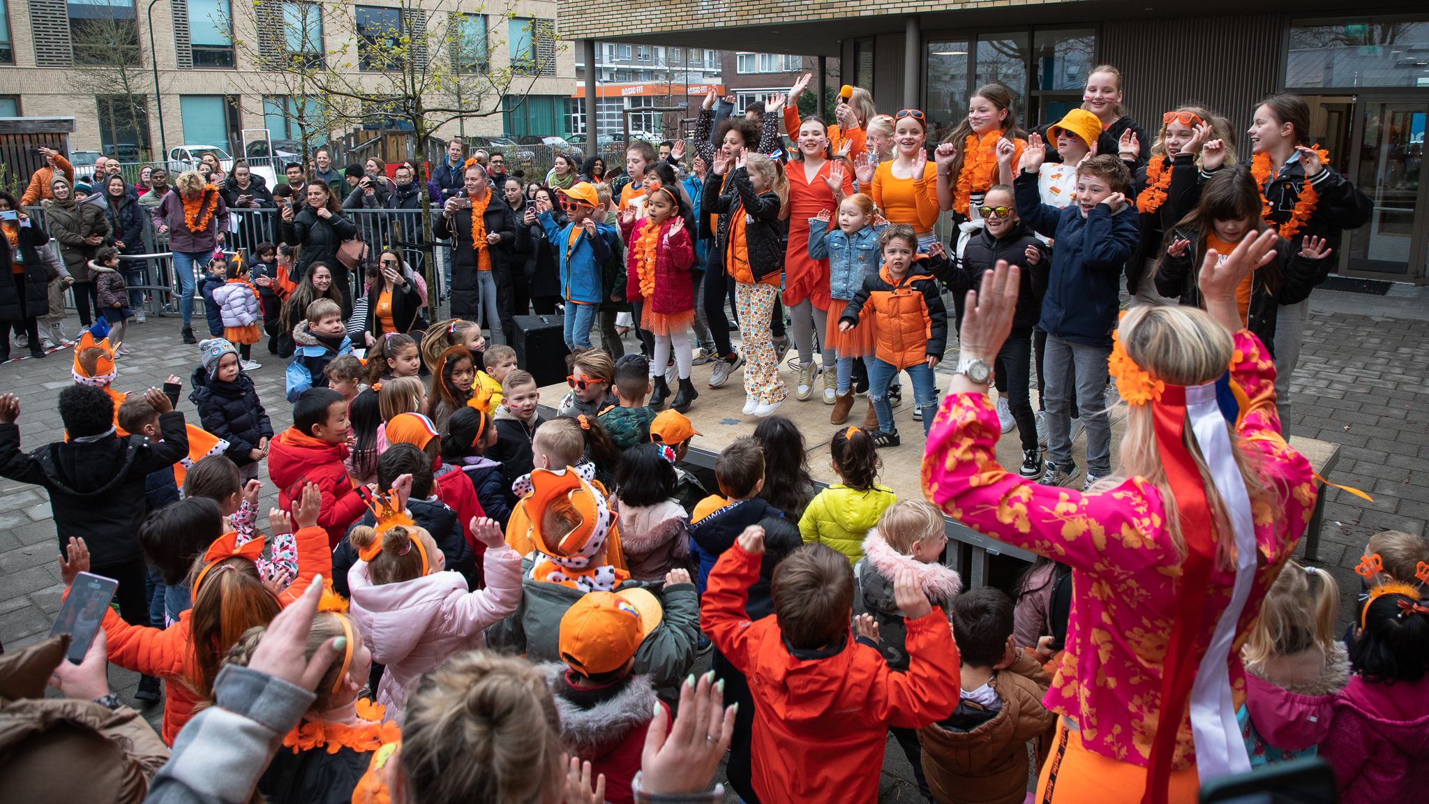 Opening Koningsspelen met wethouder bij basisschool Cascade