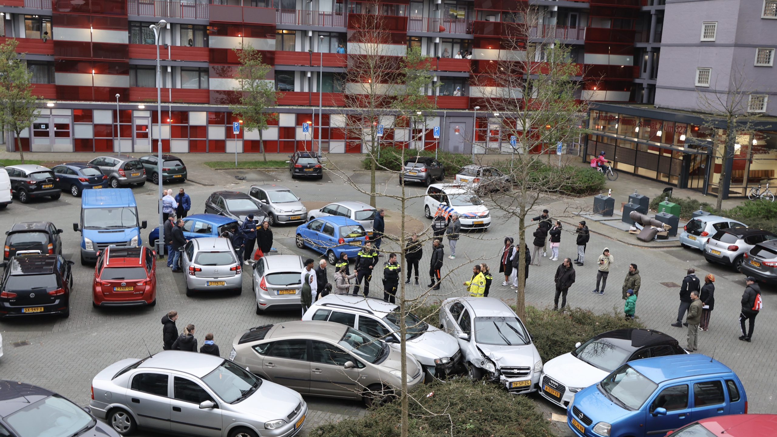 Bestuurder van auto ramt tien auto’s in Titus Brandsmastraat